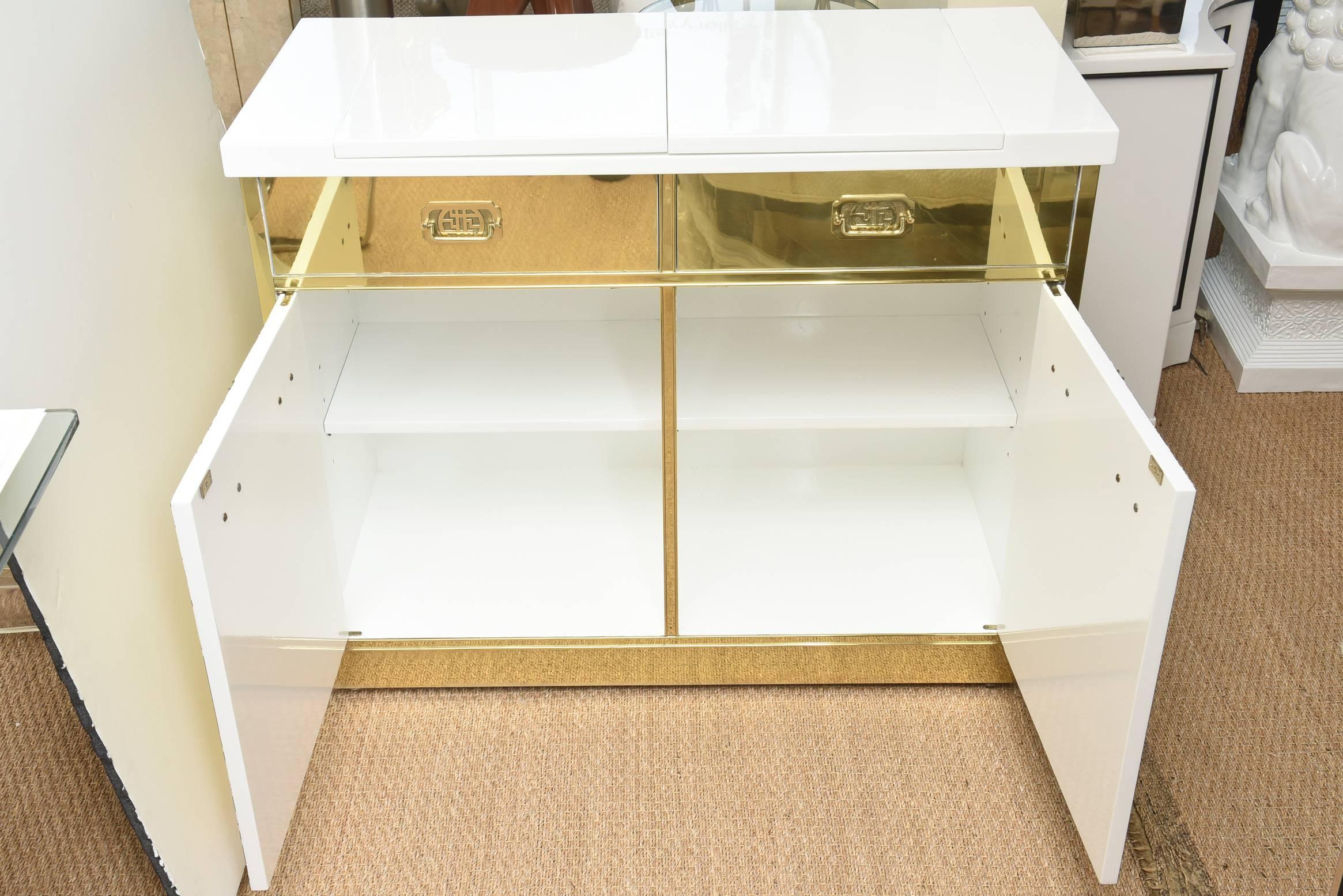 Mastercraft Bar oder Schrank aus Messing und weiß lackiertem Holz Vintage (amerikanisch) im Angebot