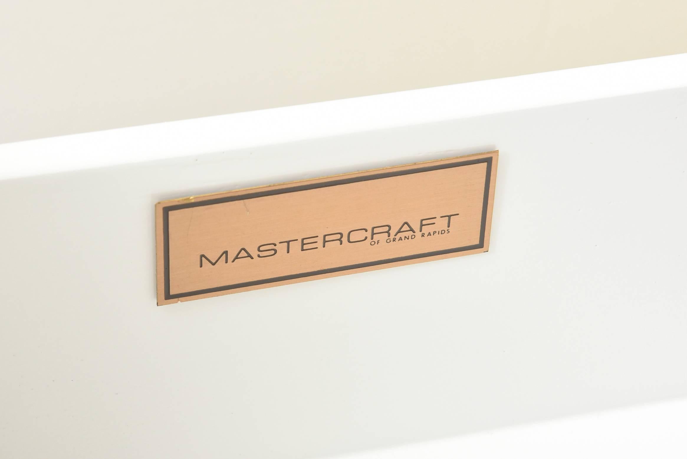 Mastercraft Bar oder Schrank aus Messing und weiß lackiertem Holz Vintage im Zustand „Gut“ im Angebot in North Miami, FL