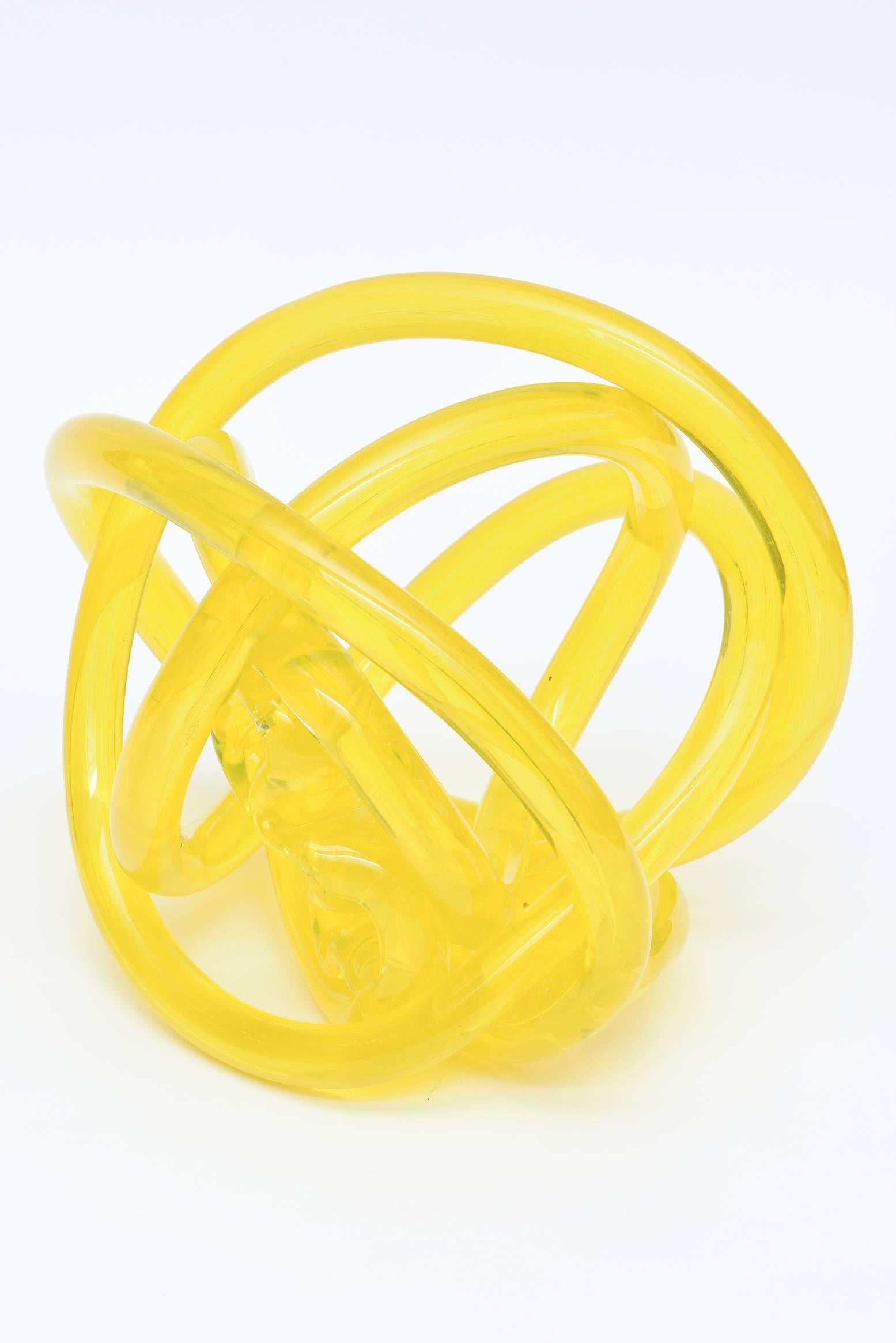 Italian Murano Cenedese Glass Twisted Circular Knot Sculpture In Excellent Condition In North Miami, FL