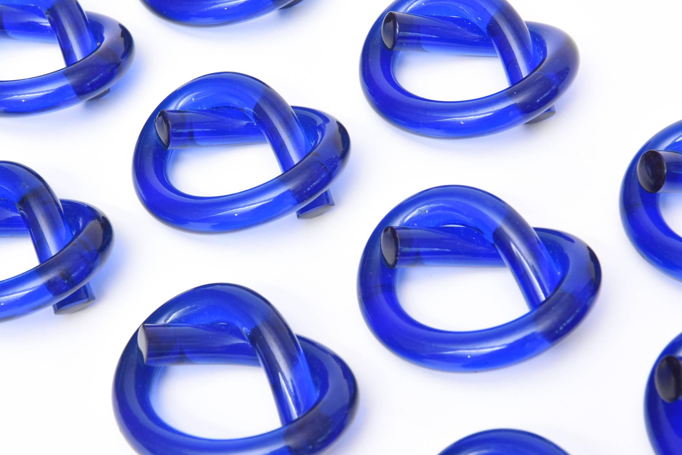 The pretzel like form of Dorothy Thorpe's work in apparent in these striking cobalt blue Lucite
napkin rings. There are a colorful and happy addition to any table setting.
The color is luminous and brilliant modern and great! This color is