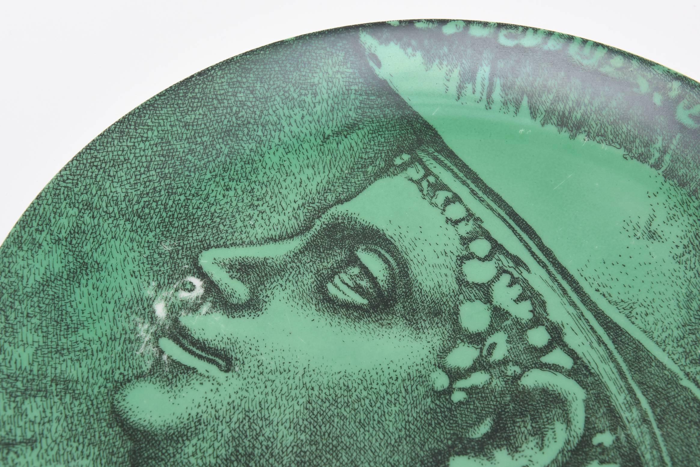 Dieser Vintage-Teller von Fornasetti ist dreifach nummeriert und stammt aus der Sammlung der römischen Münzserie. Alle auf der Rückseite gestempelt. Dies ist eine sehr seltene Platte und schwer zu bekommen. Grün für die Güte. Ein schönes Geschenk