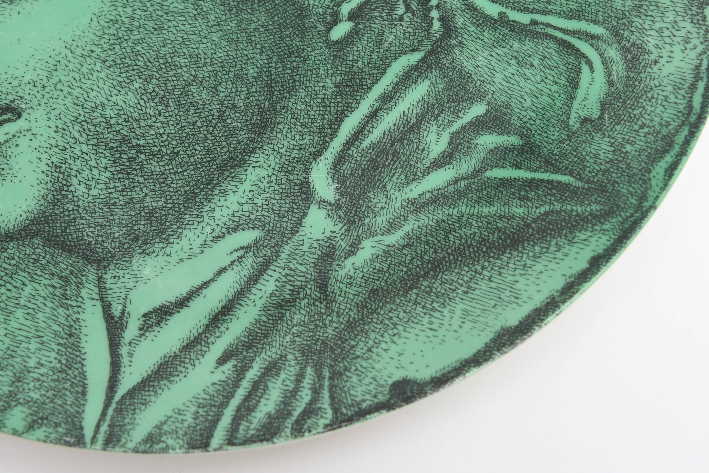 Piatto in porcellana verde di Piero Fornasetti 