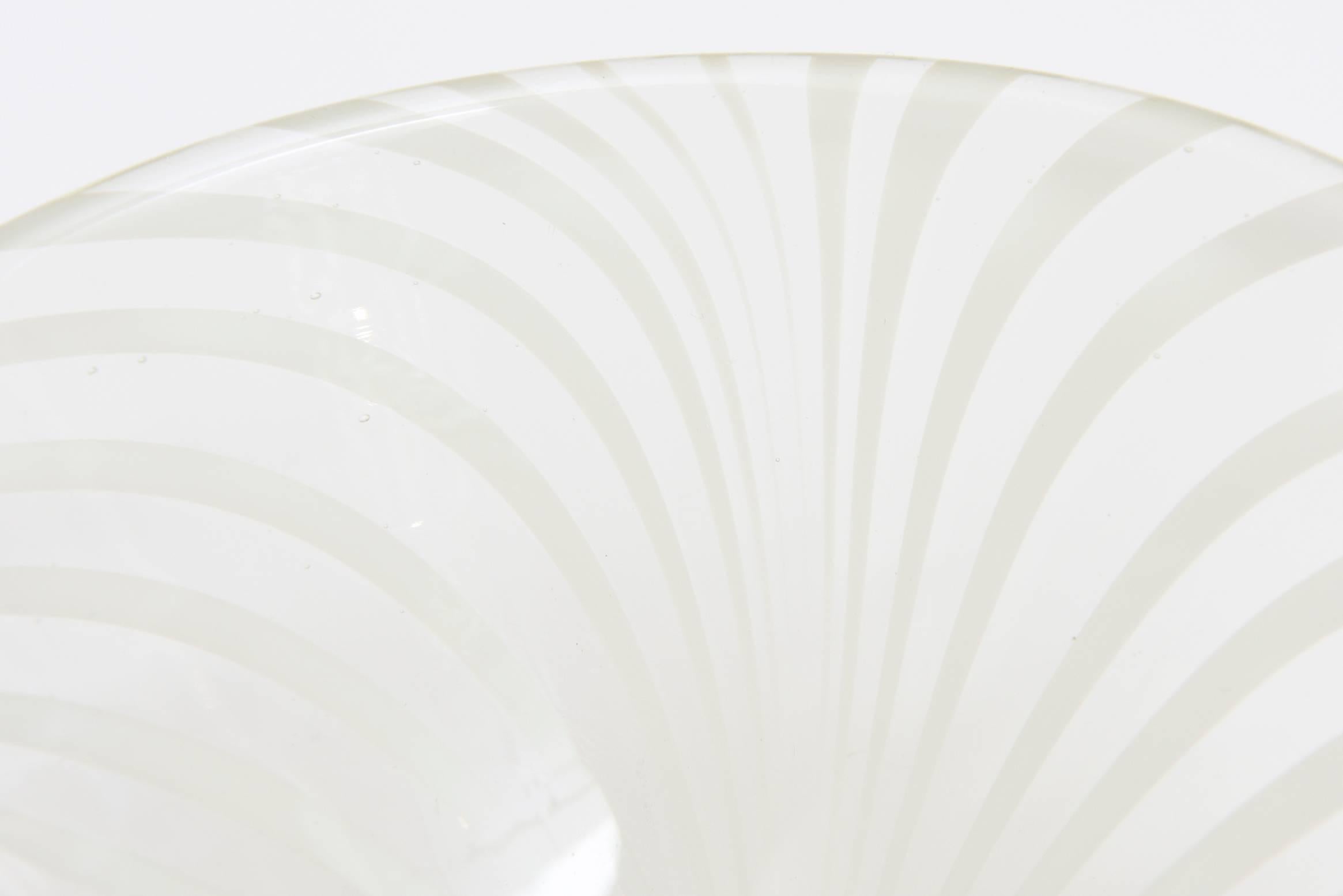 Sculptural Optical Swirled Swedish Glass Bowl (Schwedisch) im Angebot