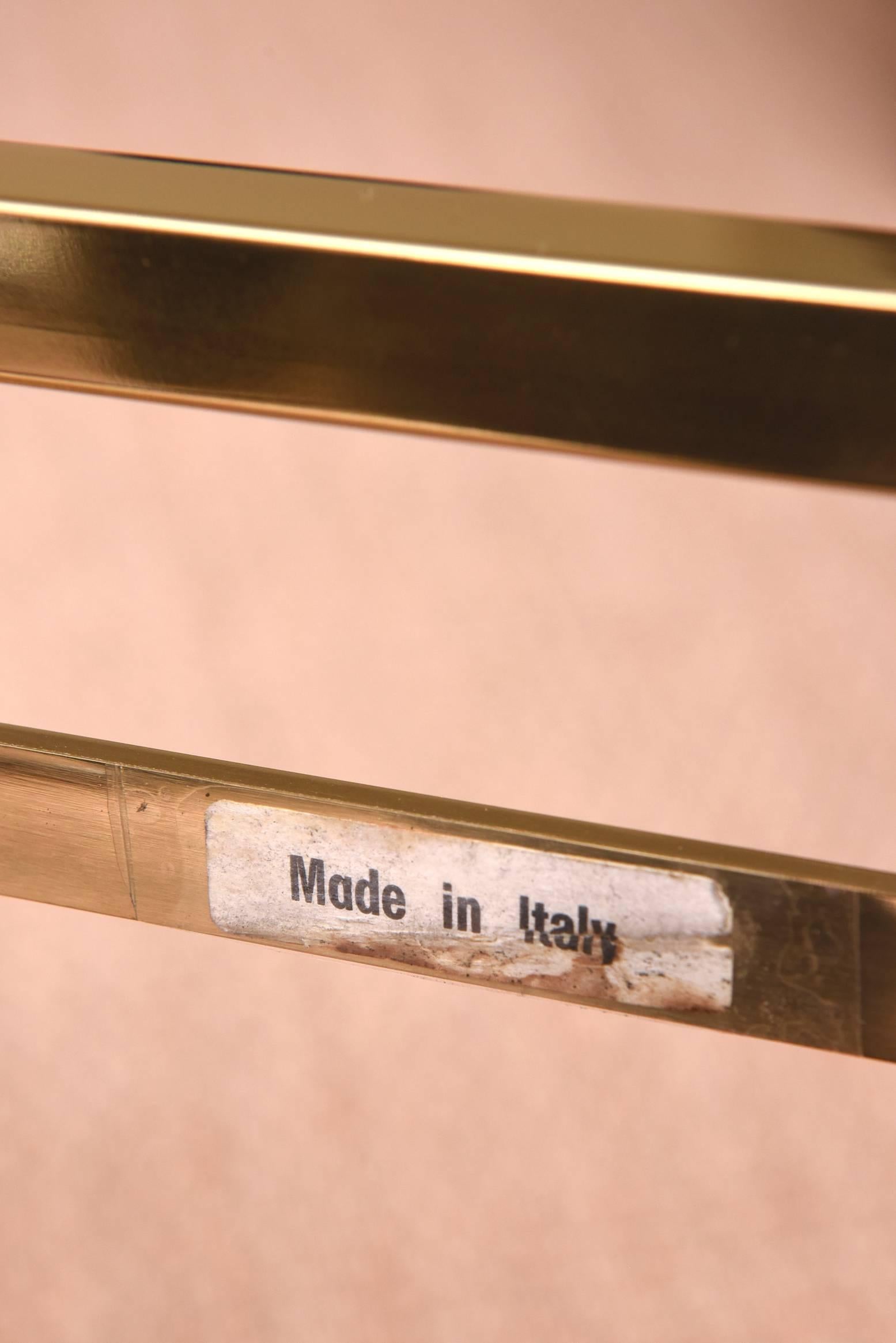 Italienische Vintage-Schachteltische aus Messing und Glas mit griechischen Schlüsseln im Angebot 5