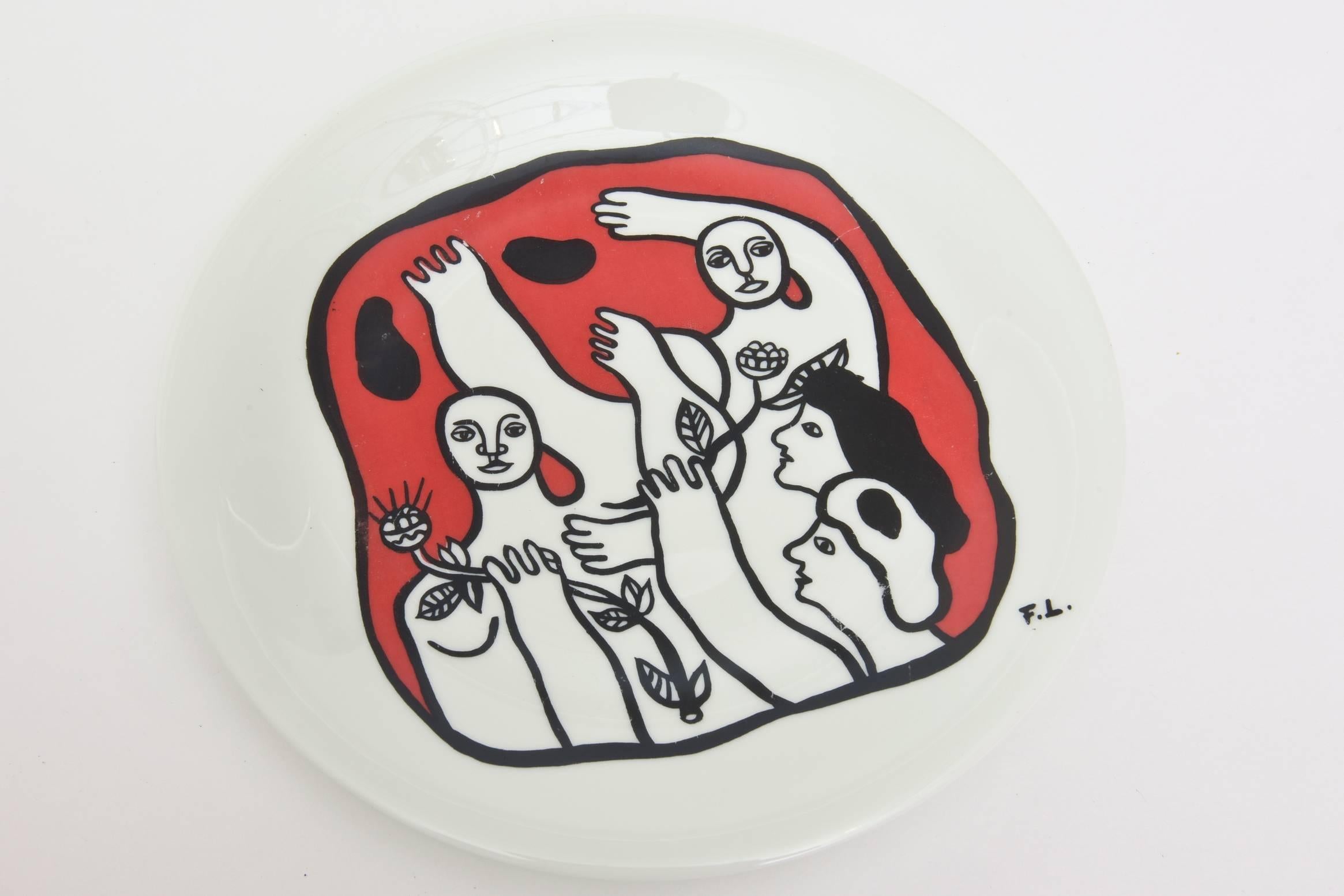 Ce bel ensemble d'assiettes en porcelaine de Limoges émaillée par transfert est paraphé FL d'après Fernand Léger. Elles sont poinçonnées au dos à Limoges France et portent les initiales de la signature S.C.P.L.P. sur le devant. Elles ont été