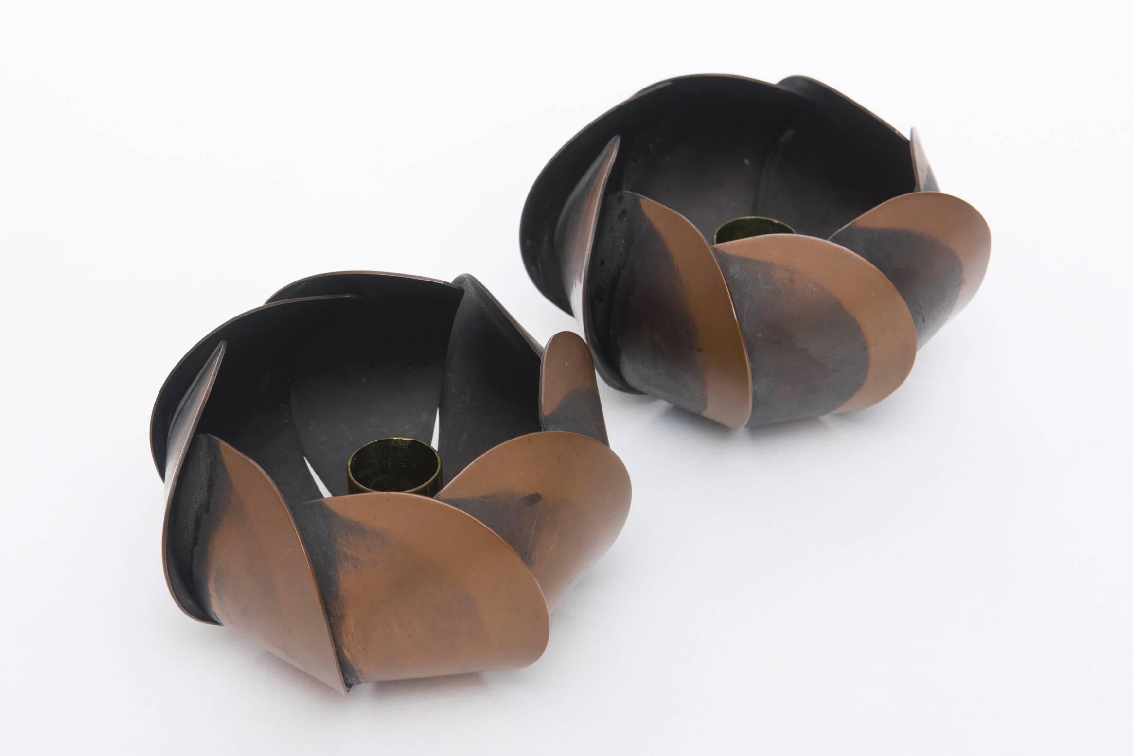 Dieses hübsche Paar signierter Rebajes-Kerzenhalter aus der Mitte des Jahrhunderts besteht aus geschwärztem Kupfer mit abwechselnden Kupferformen. Sie ähneln Origami-Faltungen aus Metall. Sie sind skulptural und modernistisch. Alle auf der