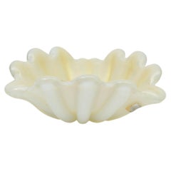 Ciotola a forma di conchiglia in vetro opalescente di Murano Barovier e Toso, avventurina dorata, anni '50