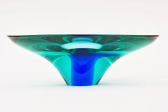 Cuenco de cristal soplado a mano con pie, diseñado por Goran Warff para Kosta Boda, color turquesa