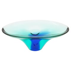 Cuenco de cristal soplado a mano con pie, diseñado por Goran Warff para Kosta Boda, color turquesa