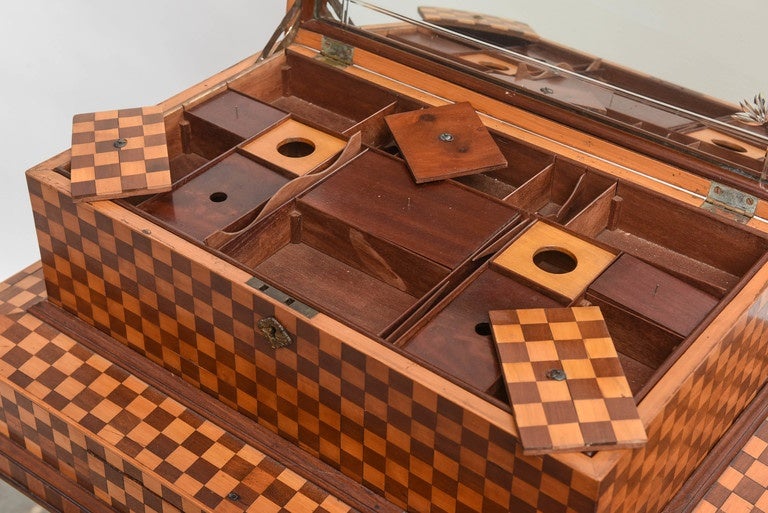 Gentleman's Marquetry Traveling Valet In Good Condition In West Palm Beach, FL