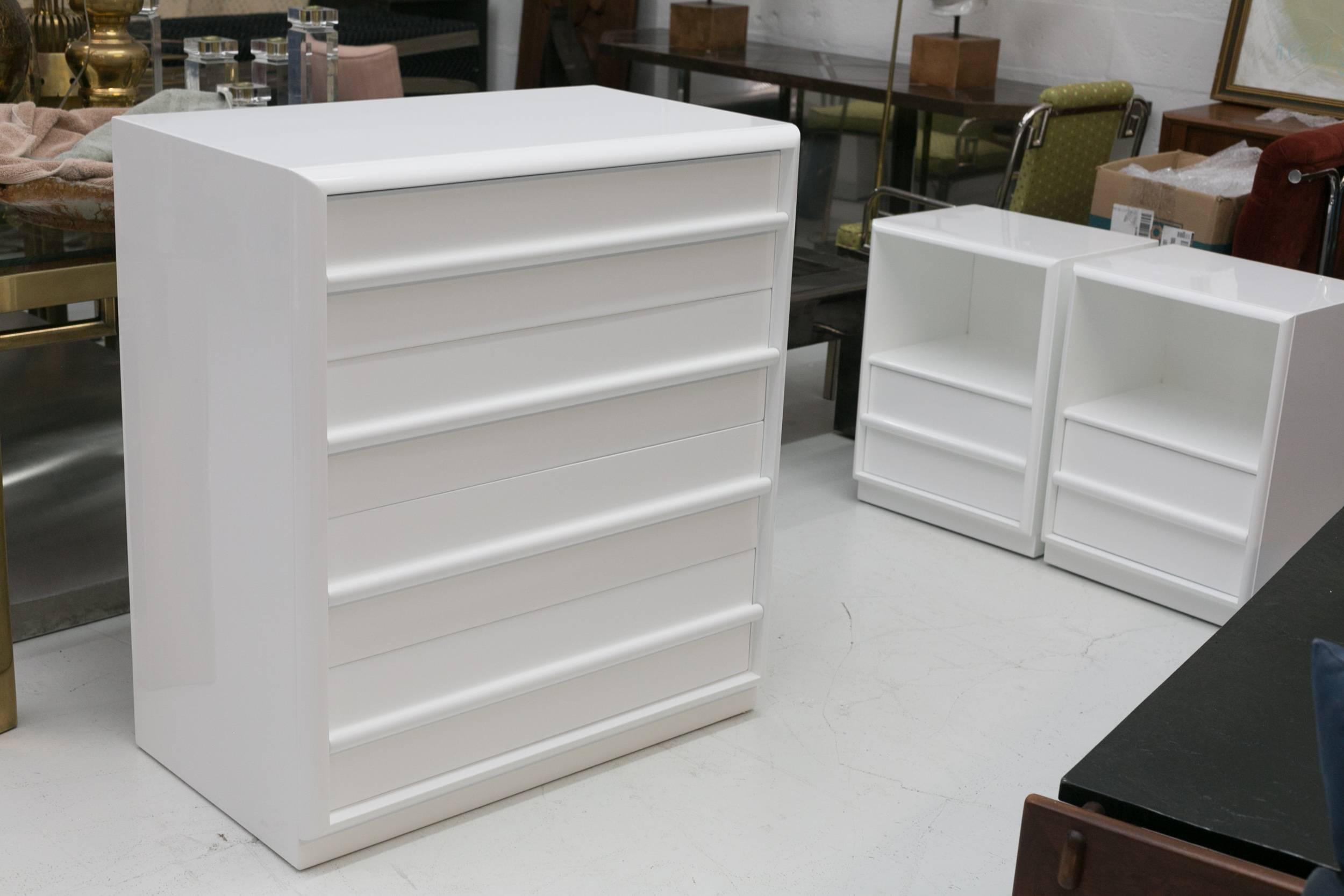Five-drawer tall dresser by TH Robsjohn-Gibbings for Widdicomb.
Newly lacquered in bright white.
Part of four-piece bedroom suite.
