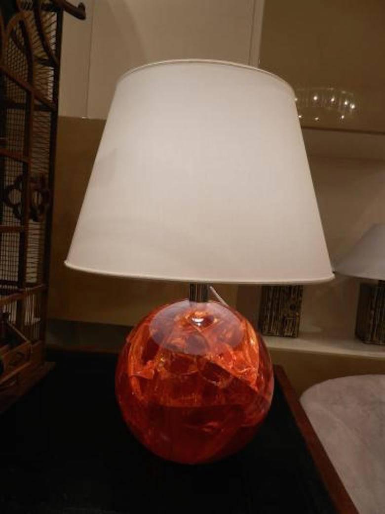 A large rare table lamp featuring a round body in crackled resin. The lamp also features chromed hardware and its original shade. Pierre Giraudon, France, circa 1970s.