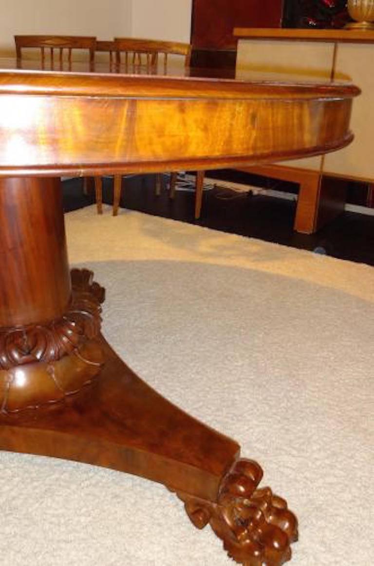 Baroque Revival Mid-19th Century Breakfast or Center Pedestal Table in Mahogany by Antique For Sale