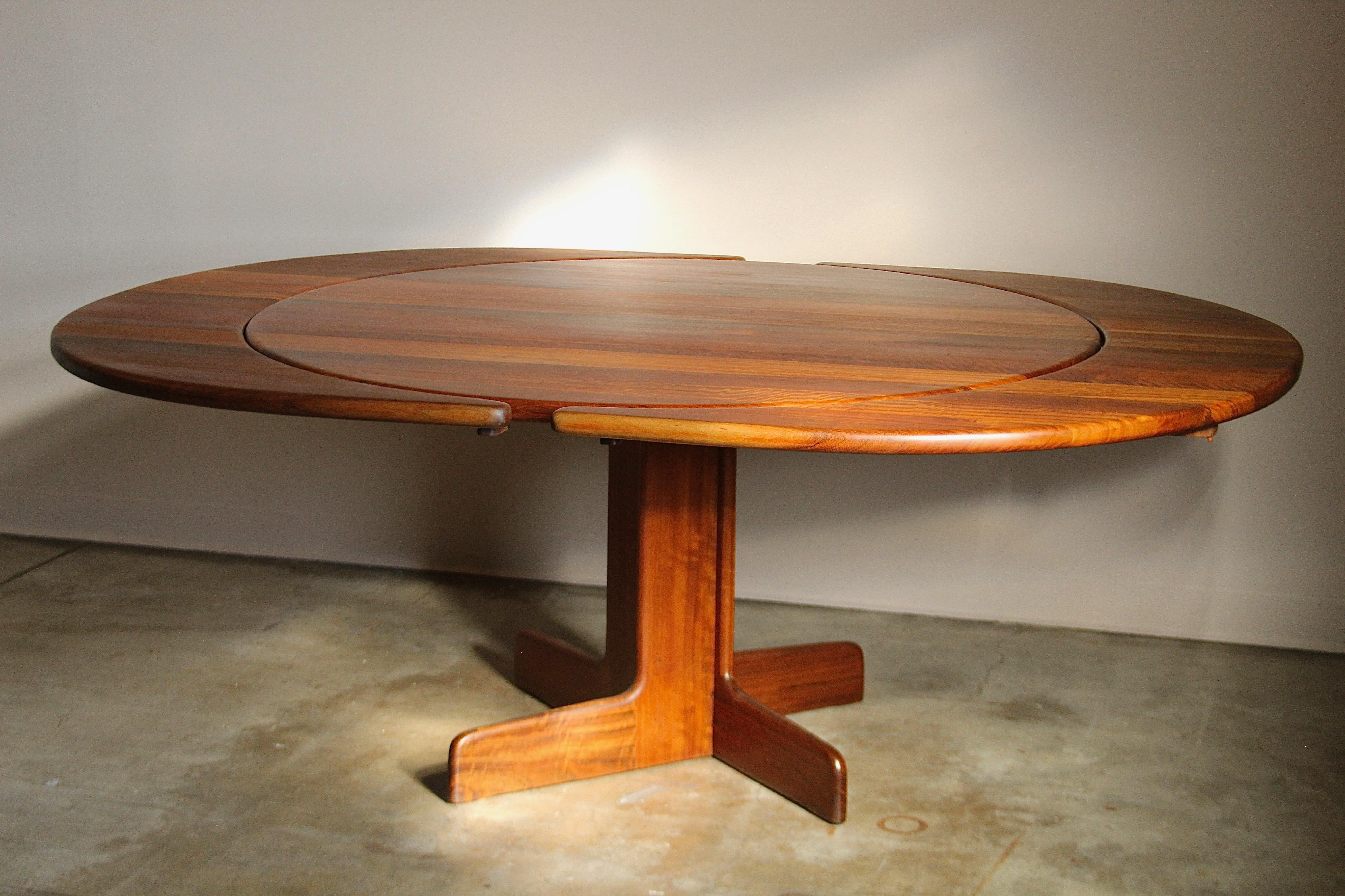 Un très beau et grand guéridon en Shedua (noyer africain) massif, conçu par l'ébéniste californien Gerald McCabe pour Orange Crate Modern, vers les années 1970. Cette table moderne et organique se caractérise par une construction de haut niveau avec