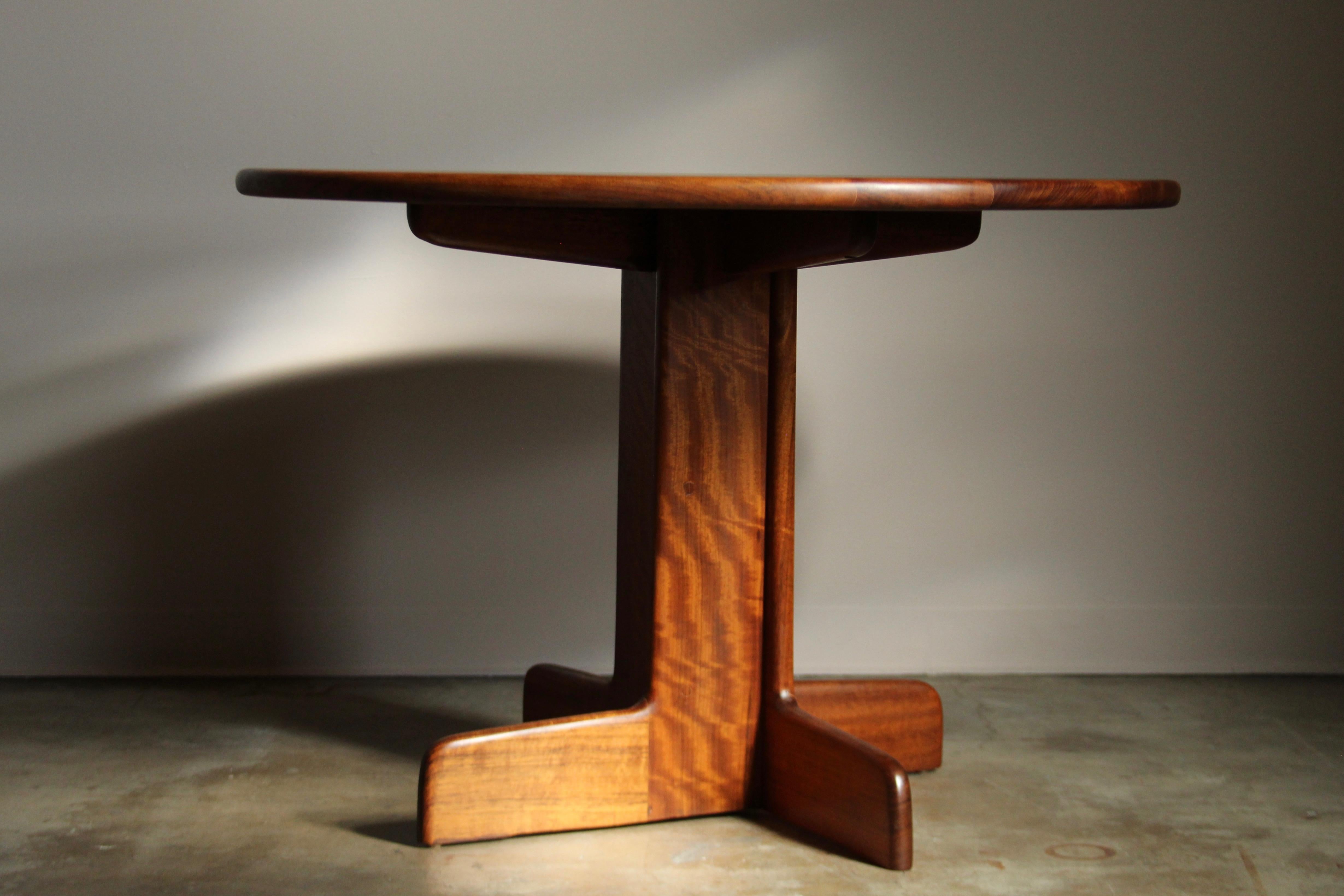 American Craftsman Table de salle à manger à piédestal en shedua massif Gerald McCabe, 1970 en vente