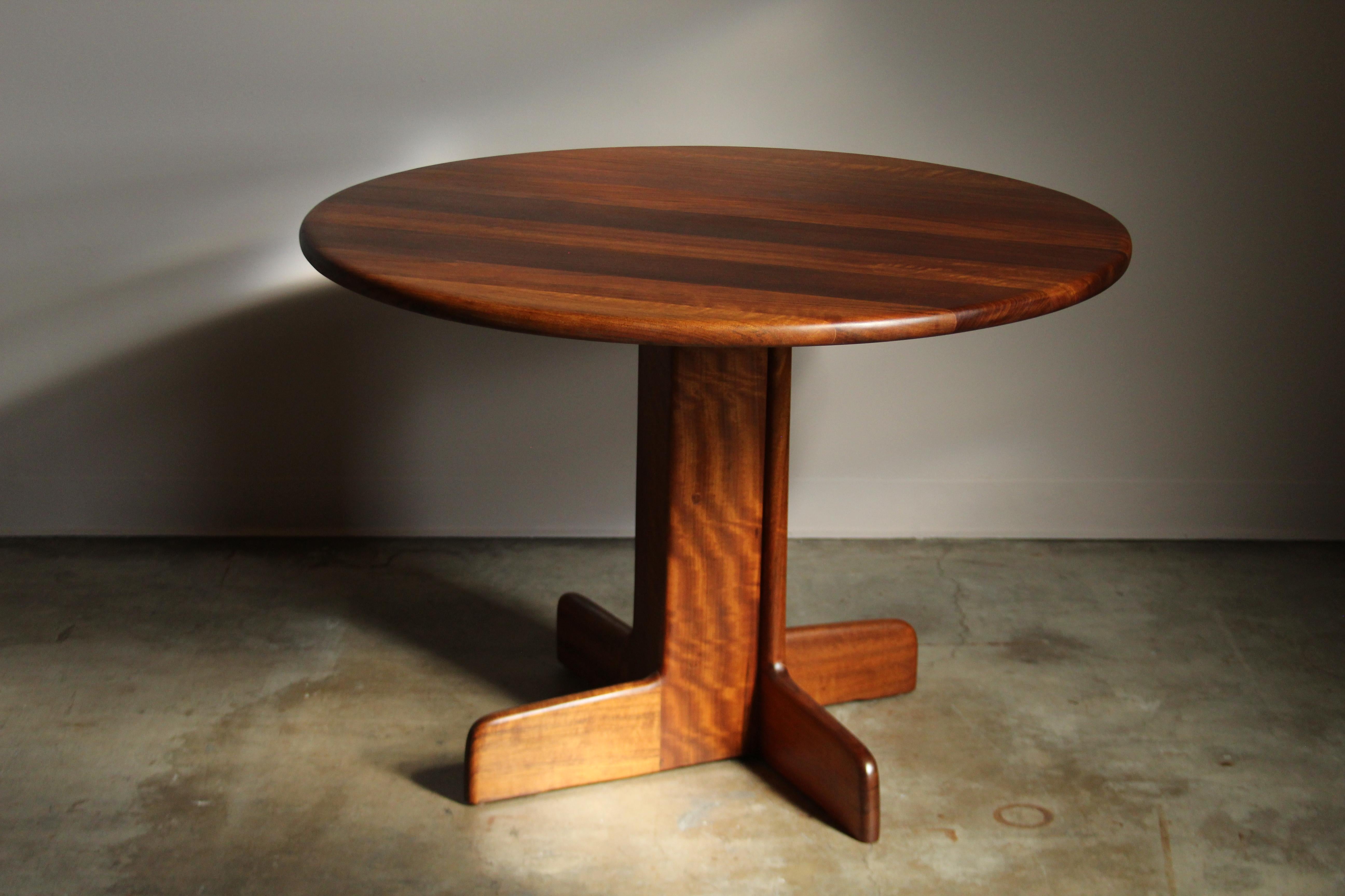 Un confortable guéridon en Shedua (noyer africain) massif, conçu par l'ébéniste californien Gerald McCabe pour Orange Crate Modern, vers les années 1970. Cette table moderne et organique bénéficie d'une construction de premier ordre, d'une