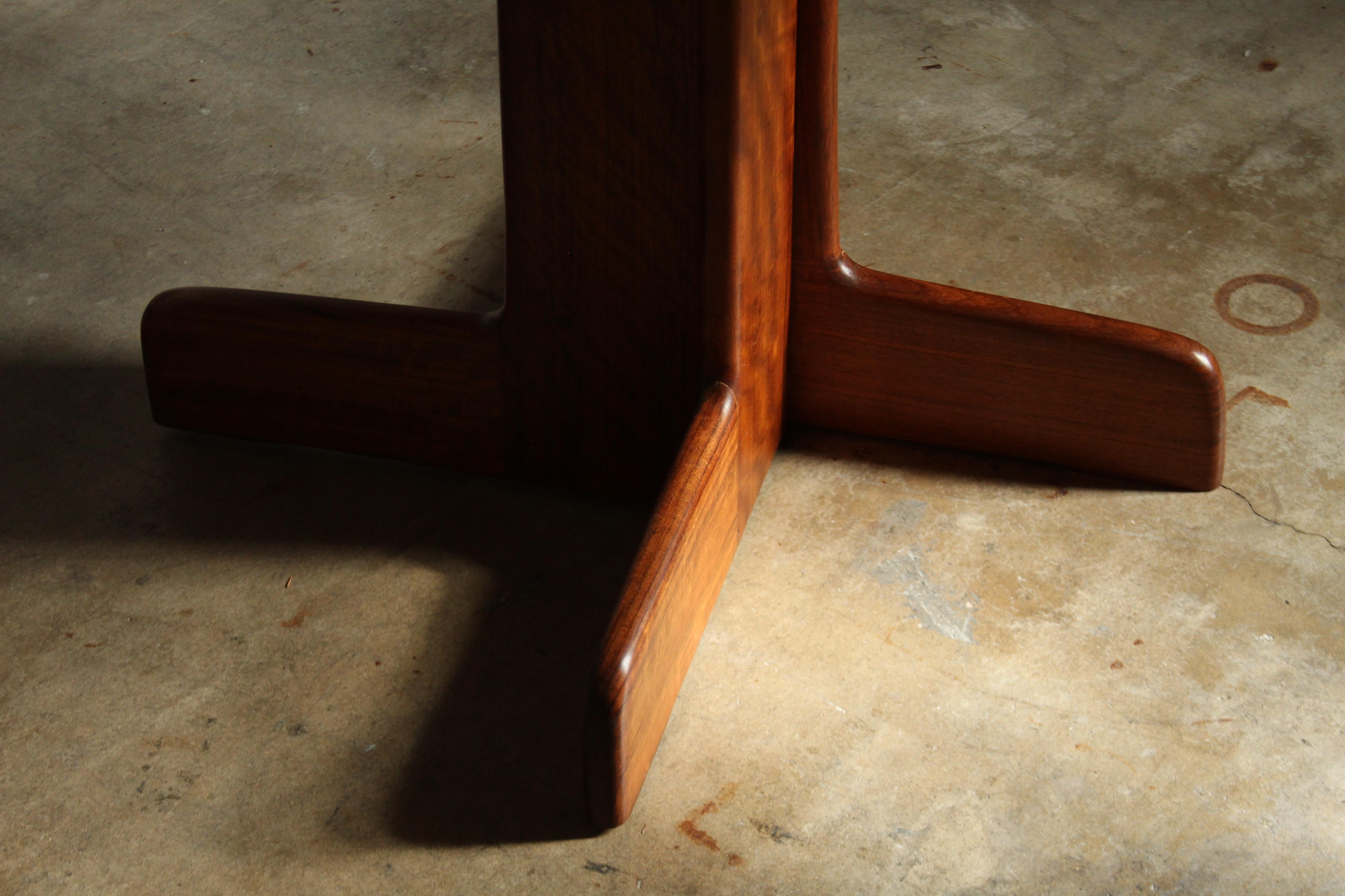 Table de salle à manger à piédestal en shedua massif Gerald McCabe, 1970 Bon état - En vente à Coronado, CA