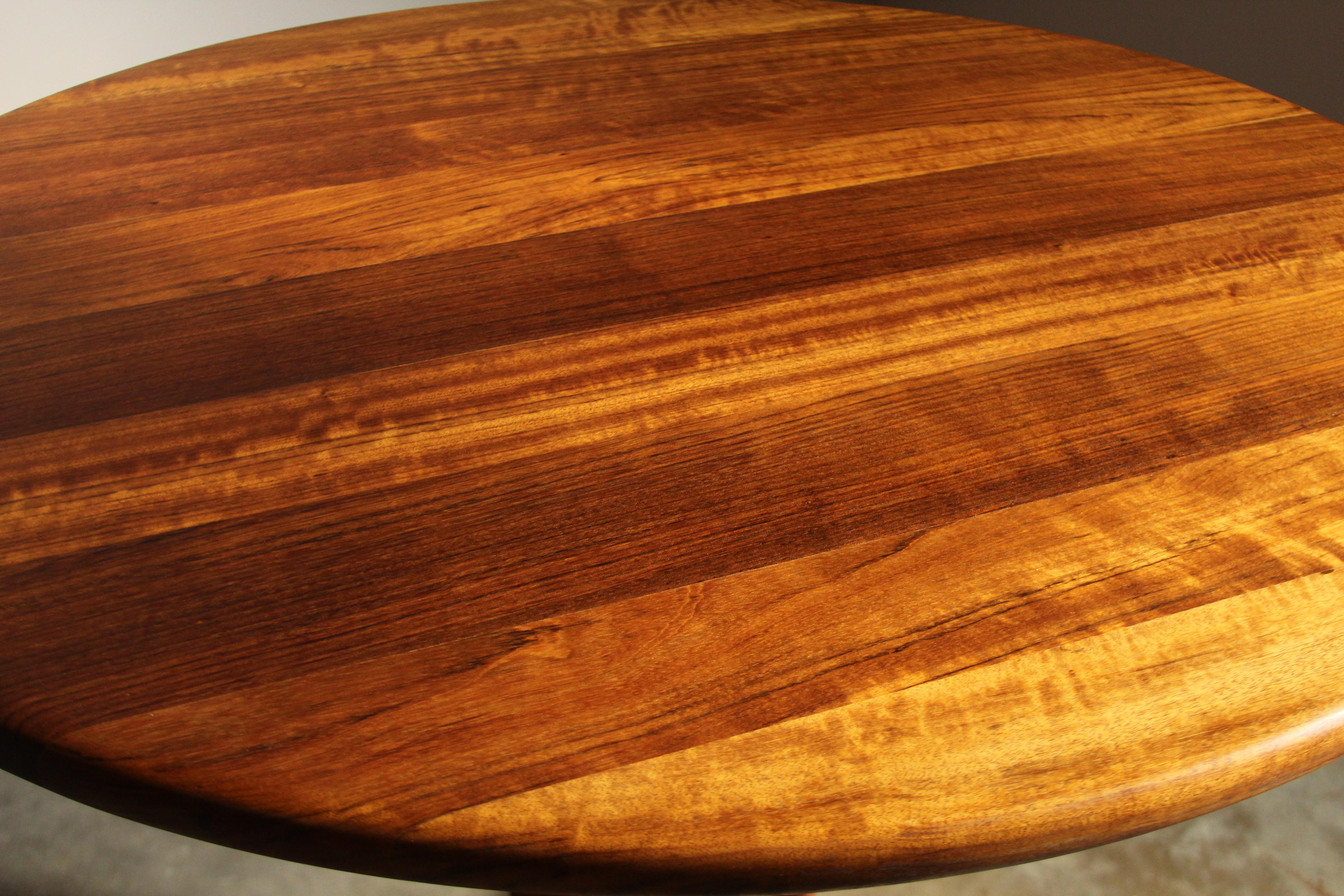 Fin du 20e siècle Table de salle à manger à piédestal en shedua massif Gerald McCabe, 1970 en vente