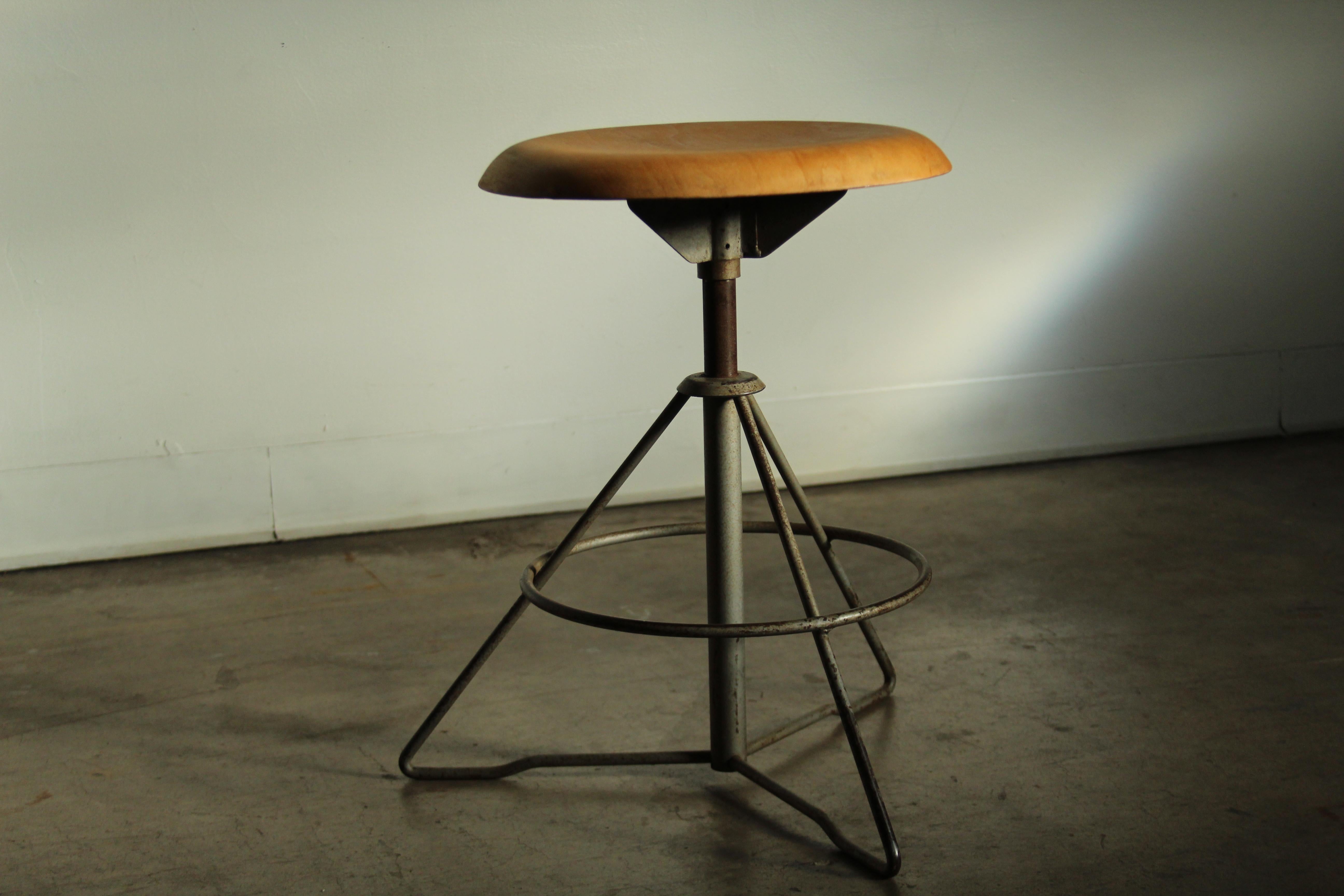 Tabouret pivotant industriel 