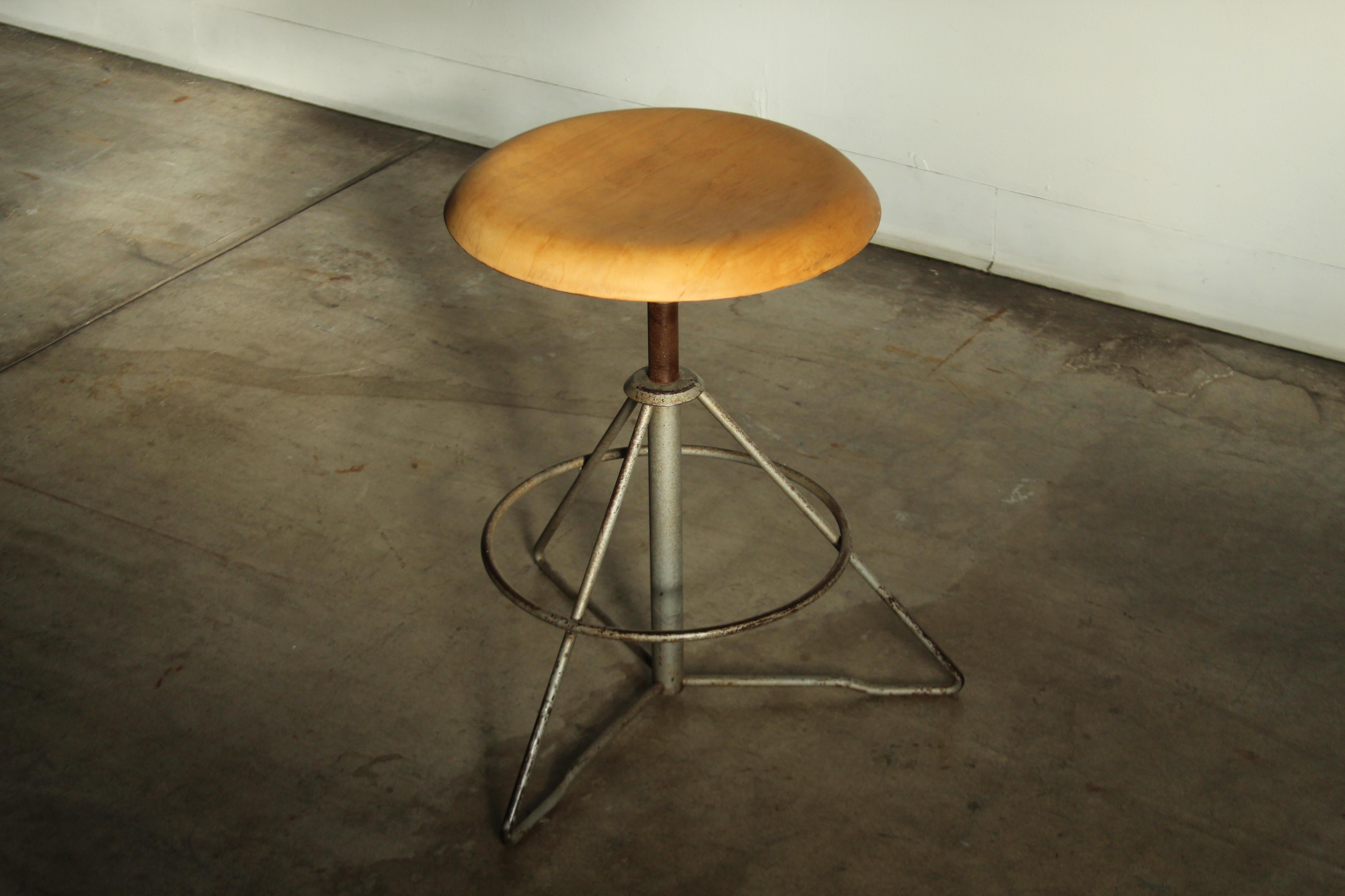 Tabouret pivotant 