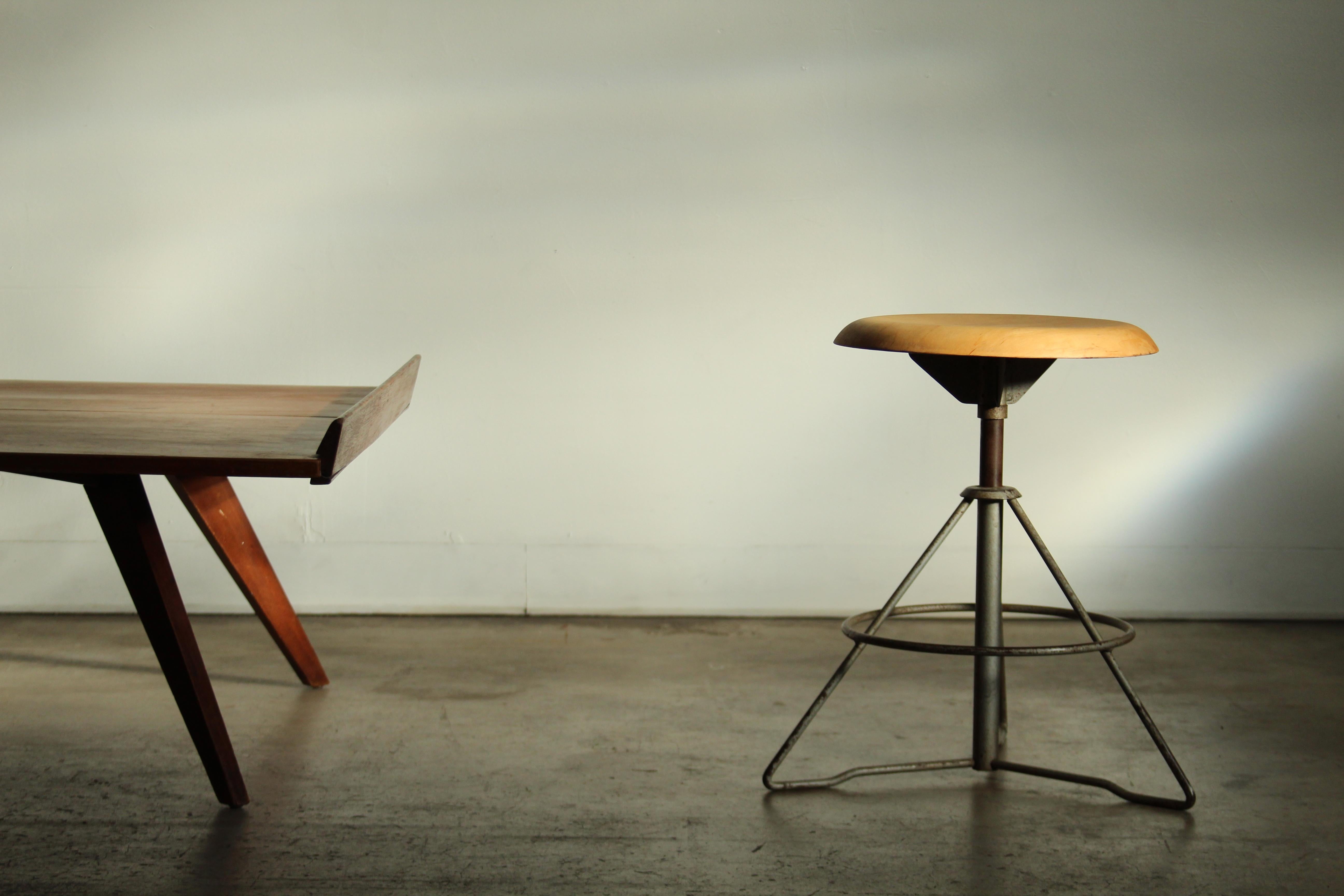 Tabouret pivotant 