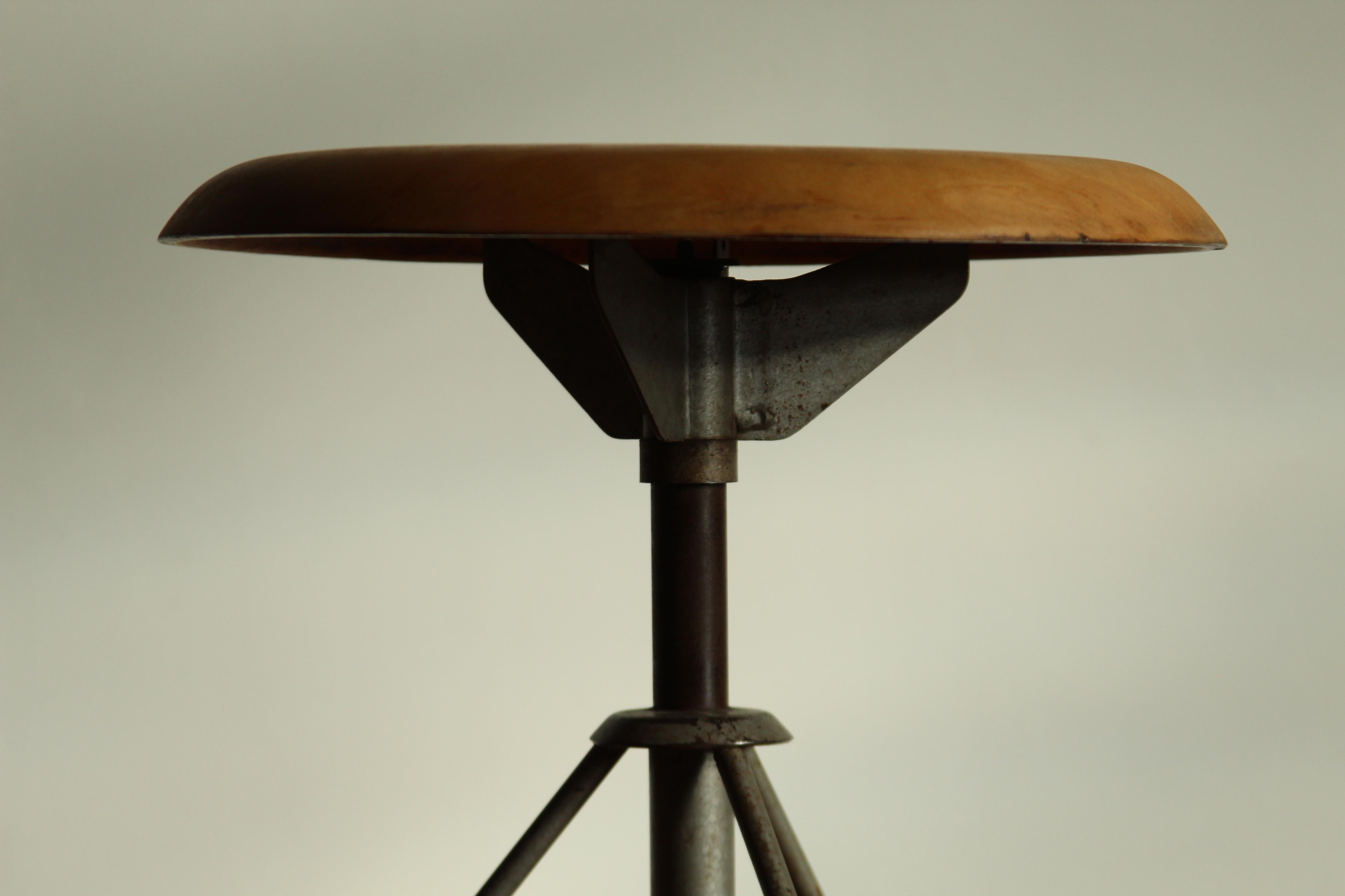 Tabouret pivotant 