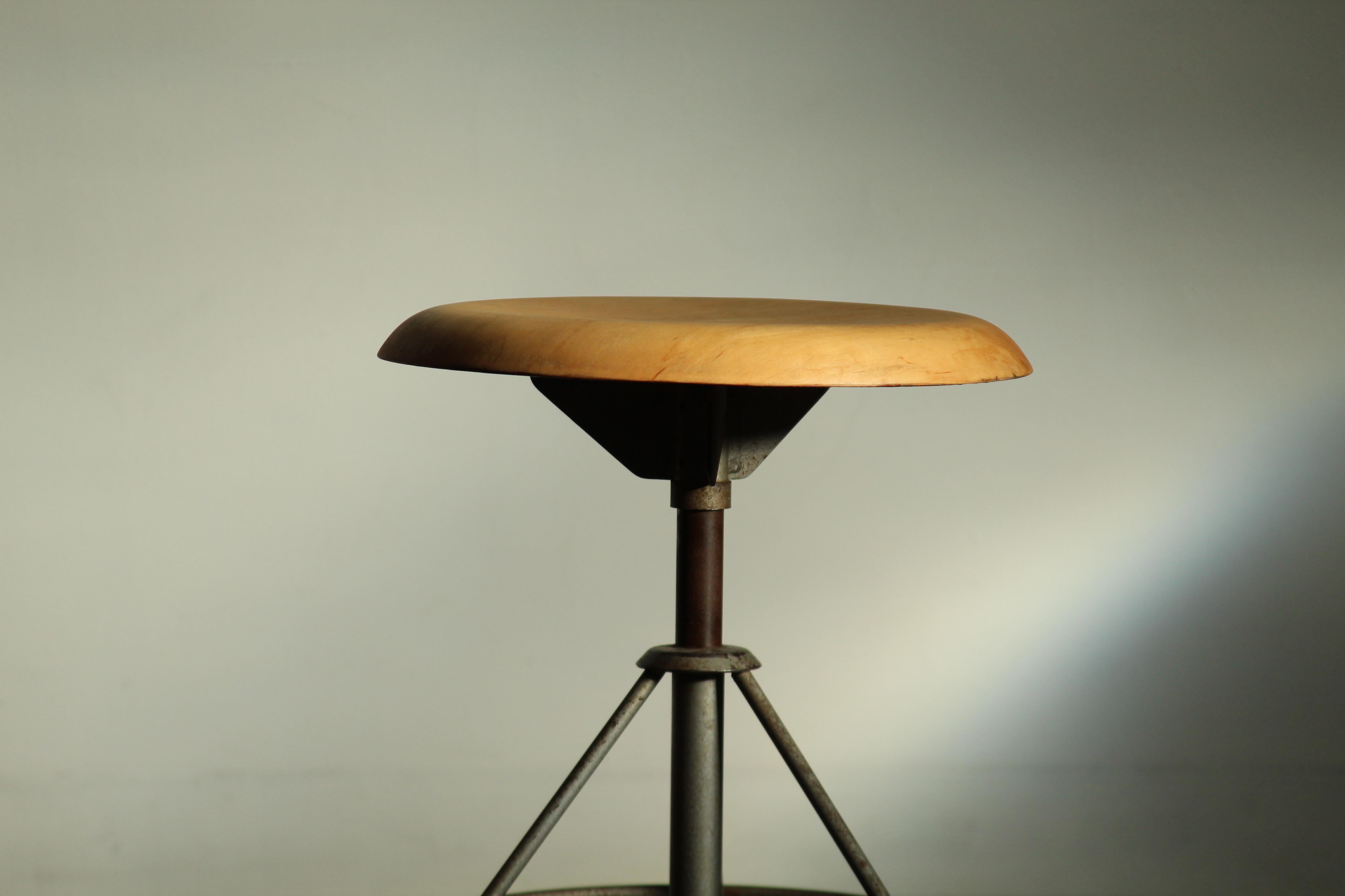 Tabouret pivotant 