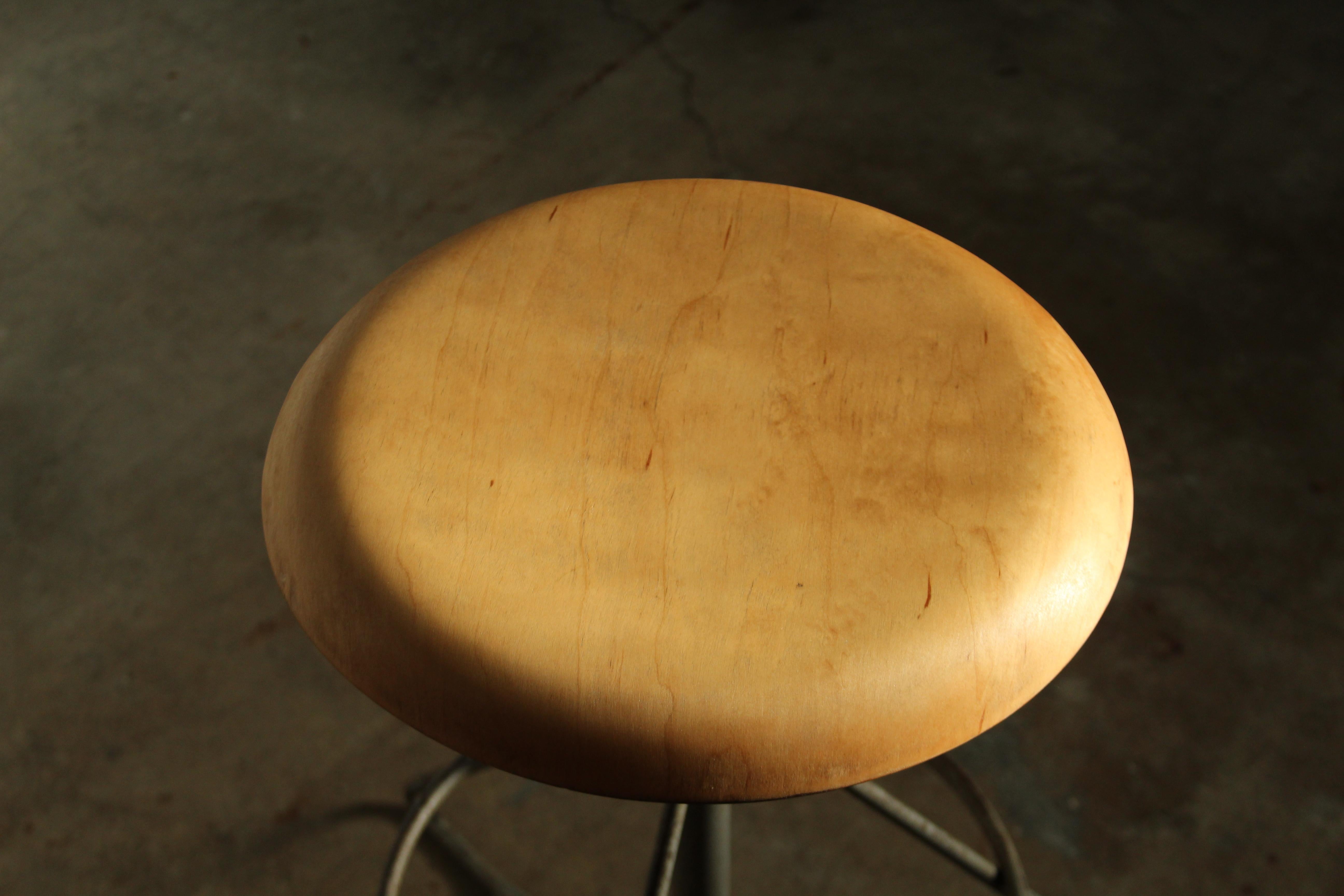 Tabouret pivotant 