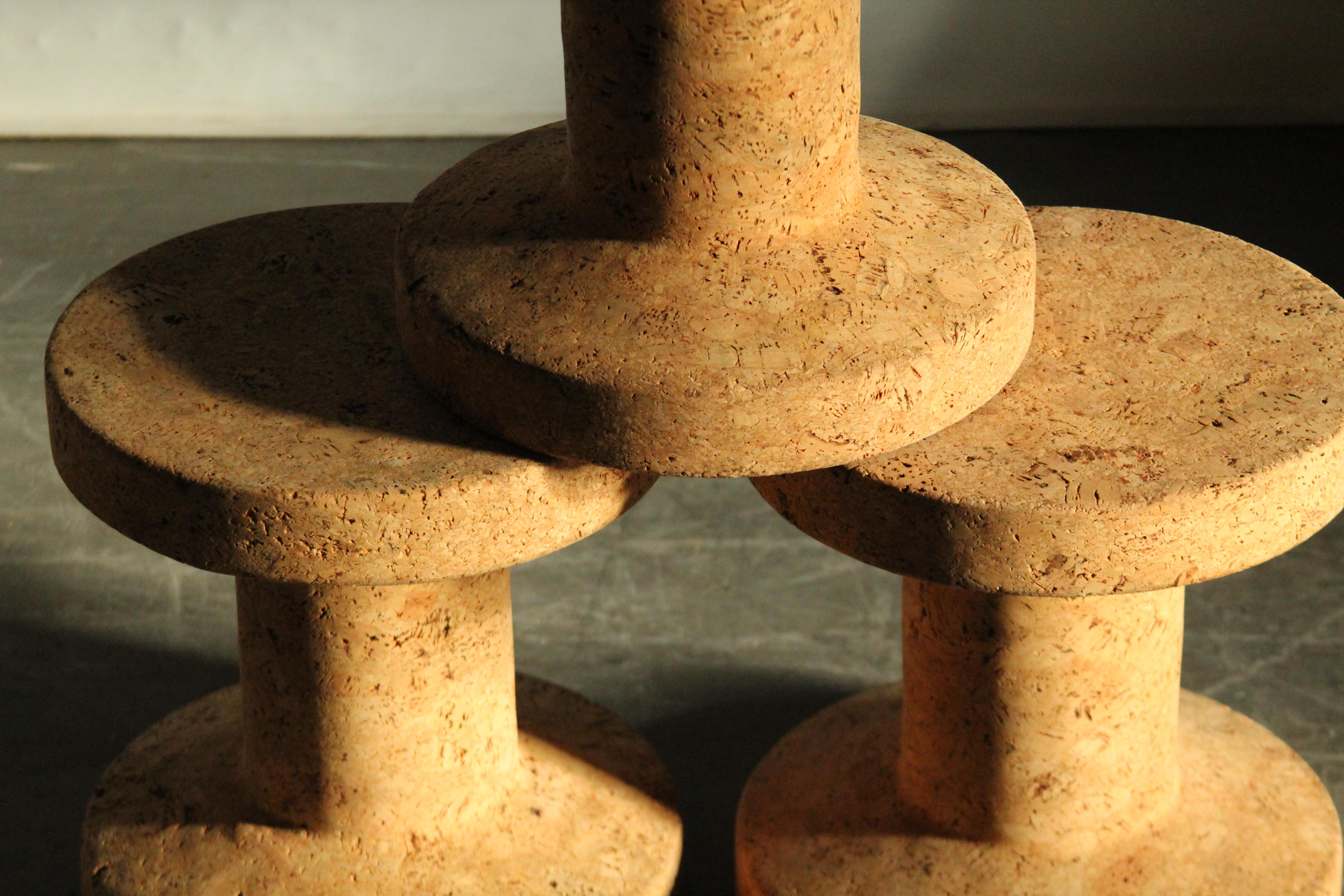 Jasper Morrison Cork Hocker Modell B, hergestellt in Deutschland von Vitra in den frühen 2000er Jahren. Inspiriert von den Formen von Weinkorken und -spulen, ist dieses Vintage-Exemplar aus massivem, gedrehtem Kork gefertigt und eignet sich perfekt