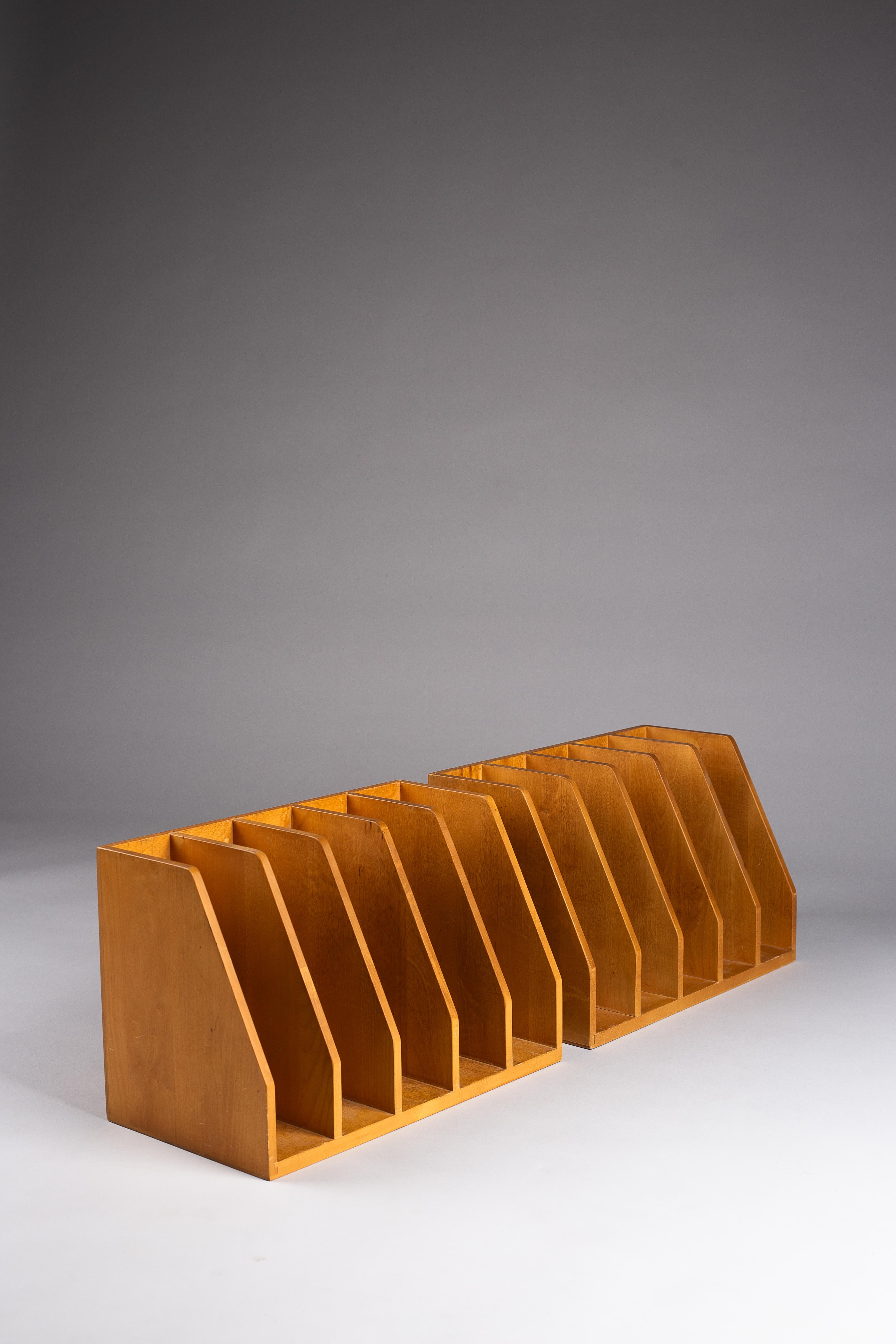Scopri l'eleganza senza tempo dei leggii in betulla di Aino Aalto degli anni '40, ora disponibili. Realizzati per Artek, questi stand incarnano la semplicità e la funzionalità del design scandinavo e sono perfetti per la tua collezione vintage. La
