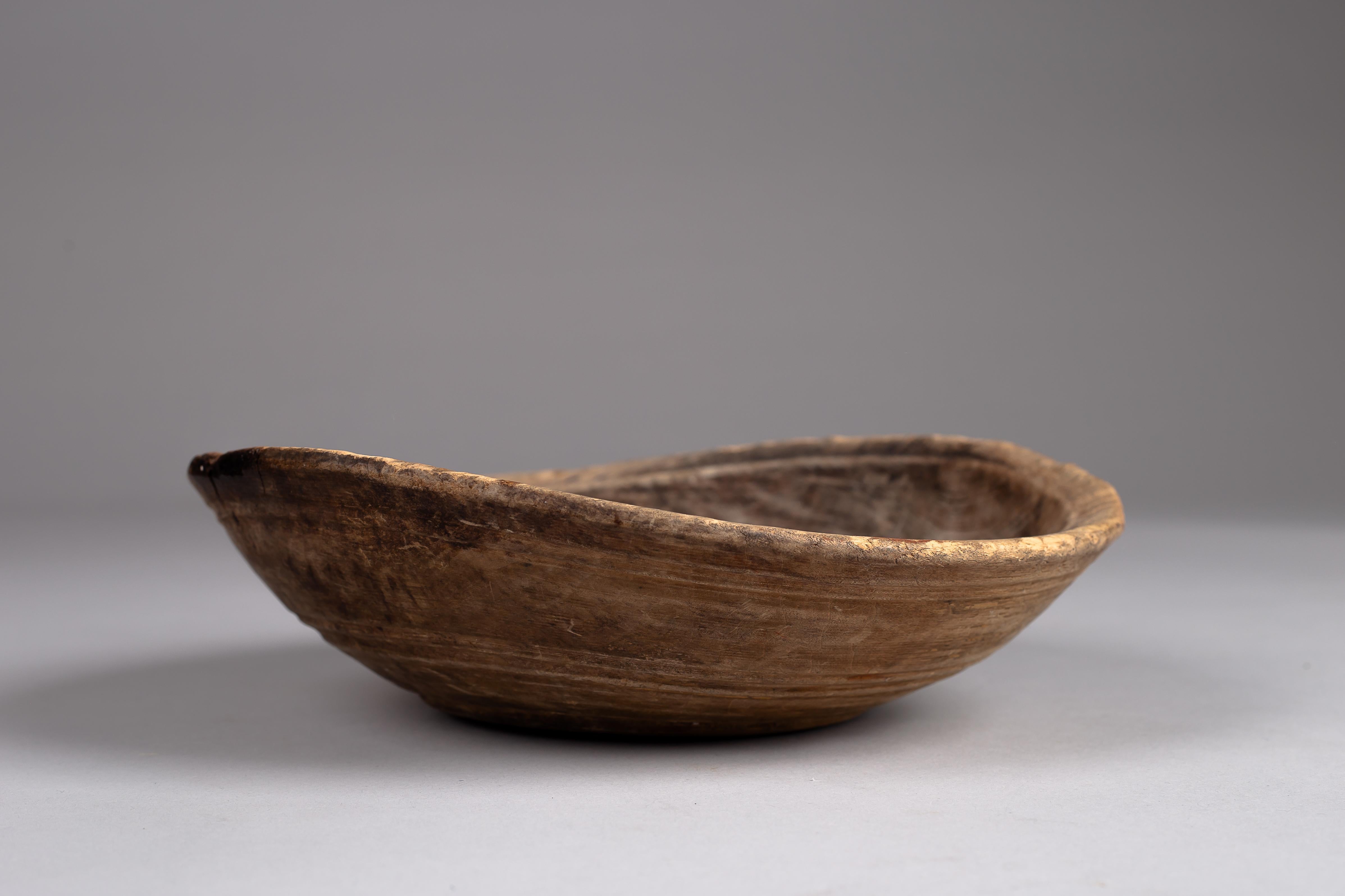 Eleganza rustica per la tua casa con questa ciotola in legno finlandese del XIX secolo. Realizzato a mano con un autentico spirito wabi sabi, vanta un'ottima patina che parla della sua ricca storia e della sua bellezza senza tempo. Perfetta per gli