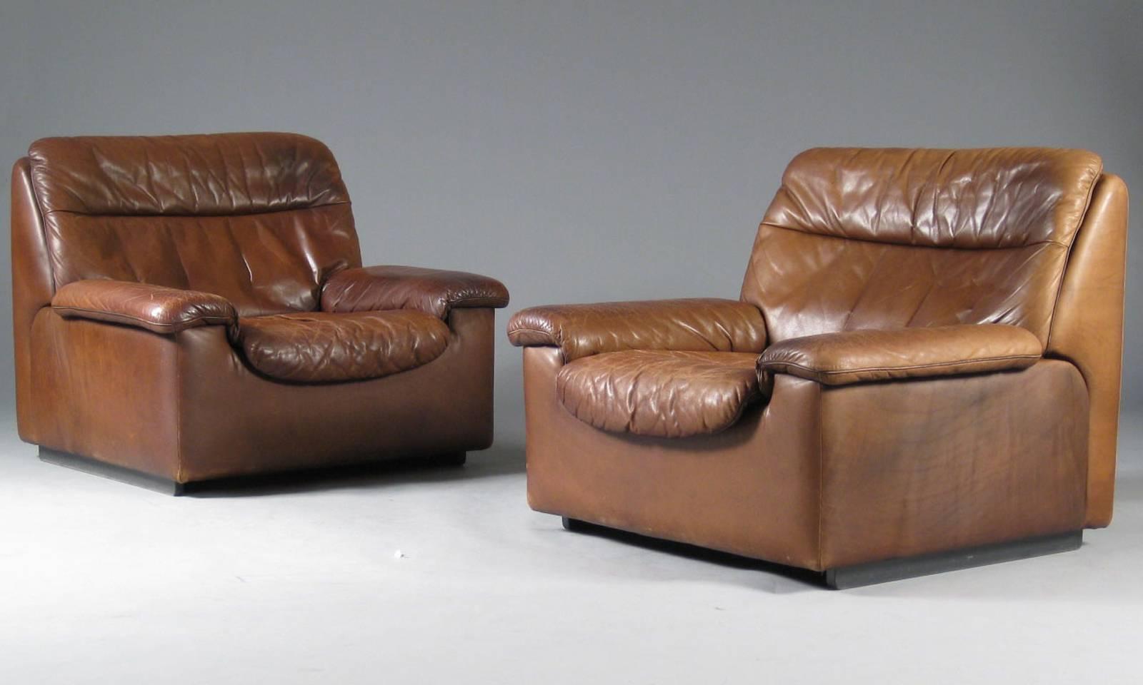 Pair of 1970s Leather Club Chairs and Ottoman by De Sede of Switzerland (Moderne der Mitte des Jahrhunderts)