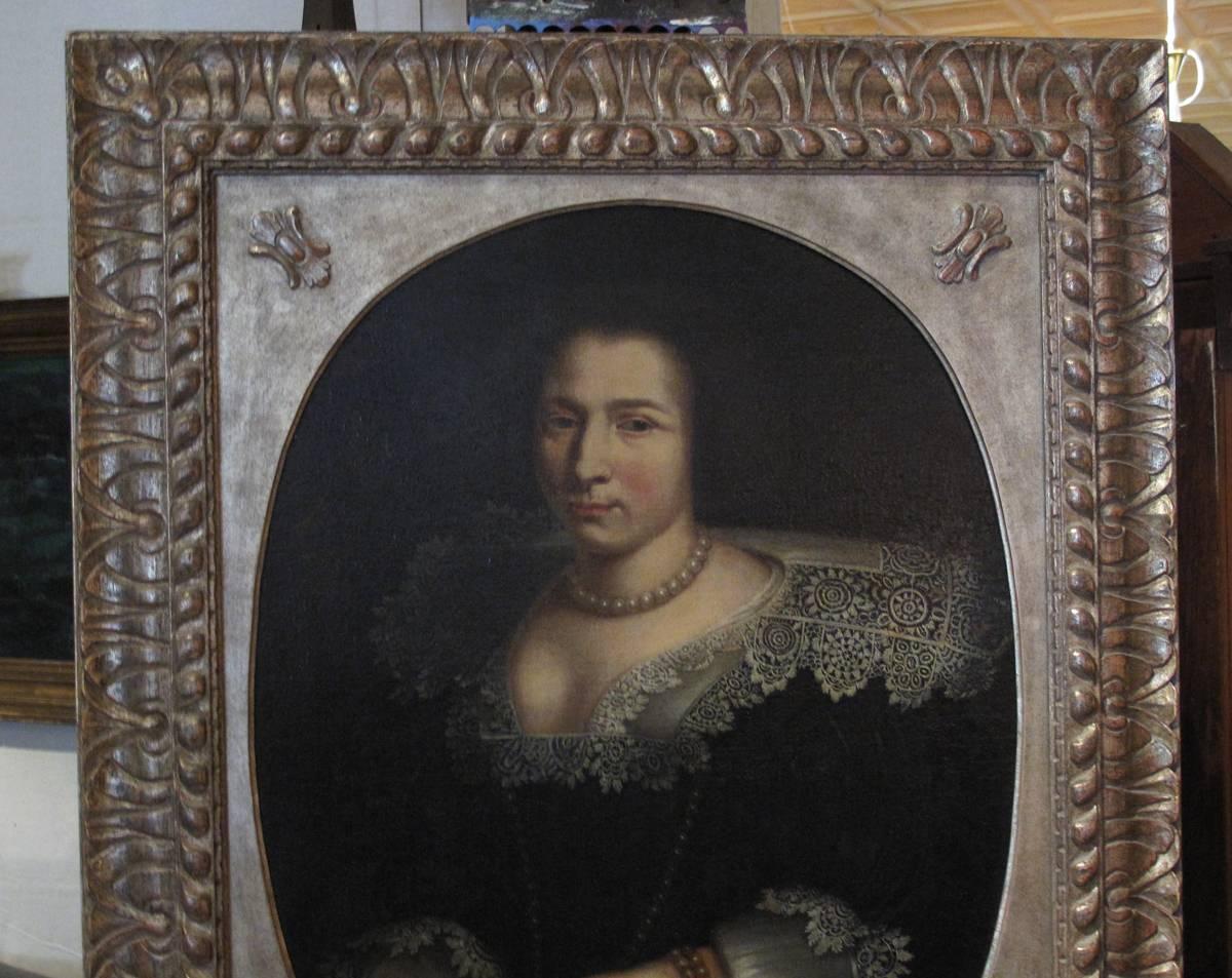 Early portrait of a noblewoman, Continental school, probably early 18th century,
dressed in fine lace. Portrait has been relined but the circular stretcher is from 
an earlier period. Frame is gilded, 20th century.