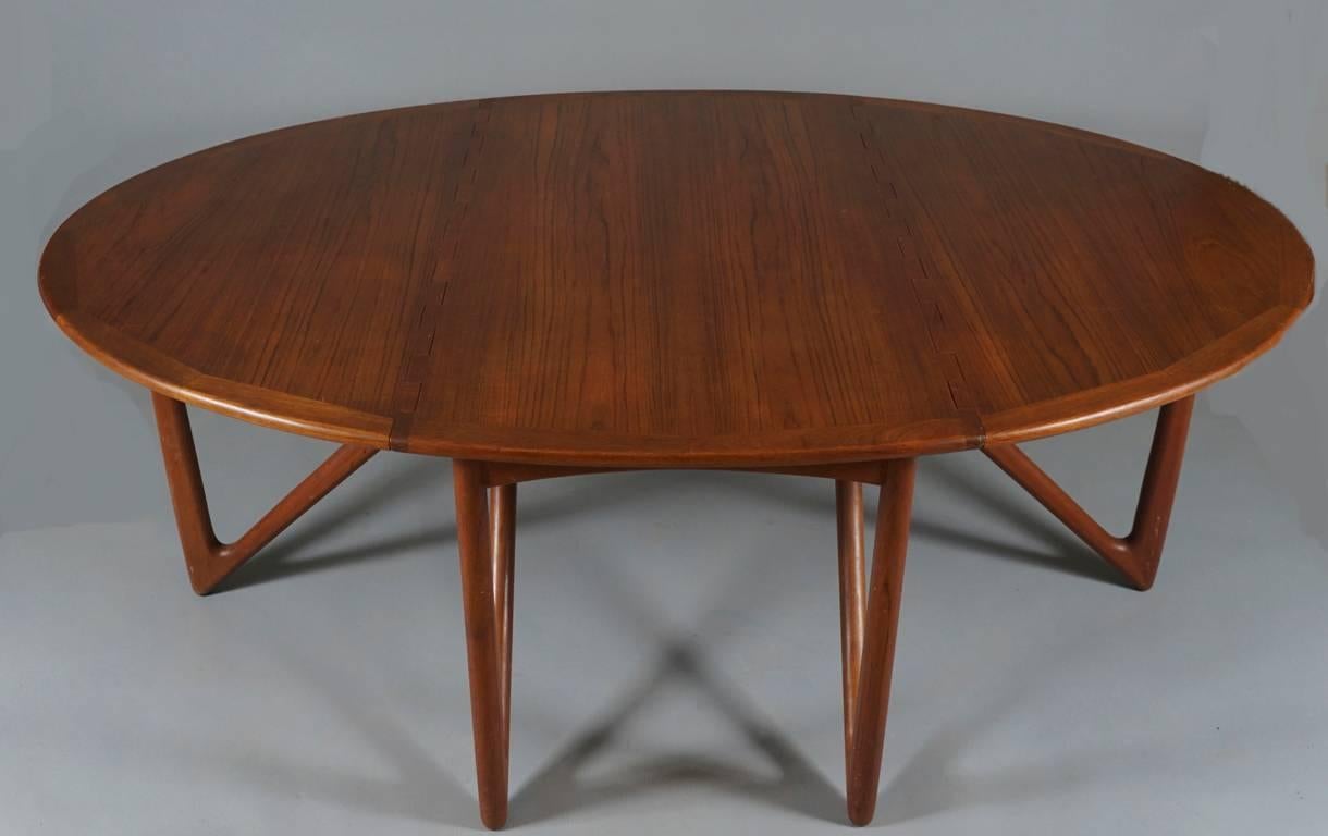 Great design oval drop-leaf table by 1960s Danish designer, Kurt Østervig. The table of teakwood. When the leaves are dropped the table measures 28 1/2 wide.