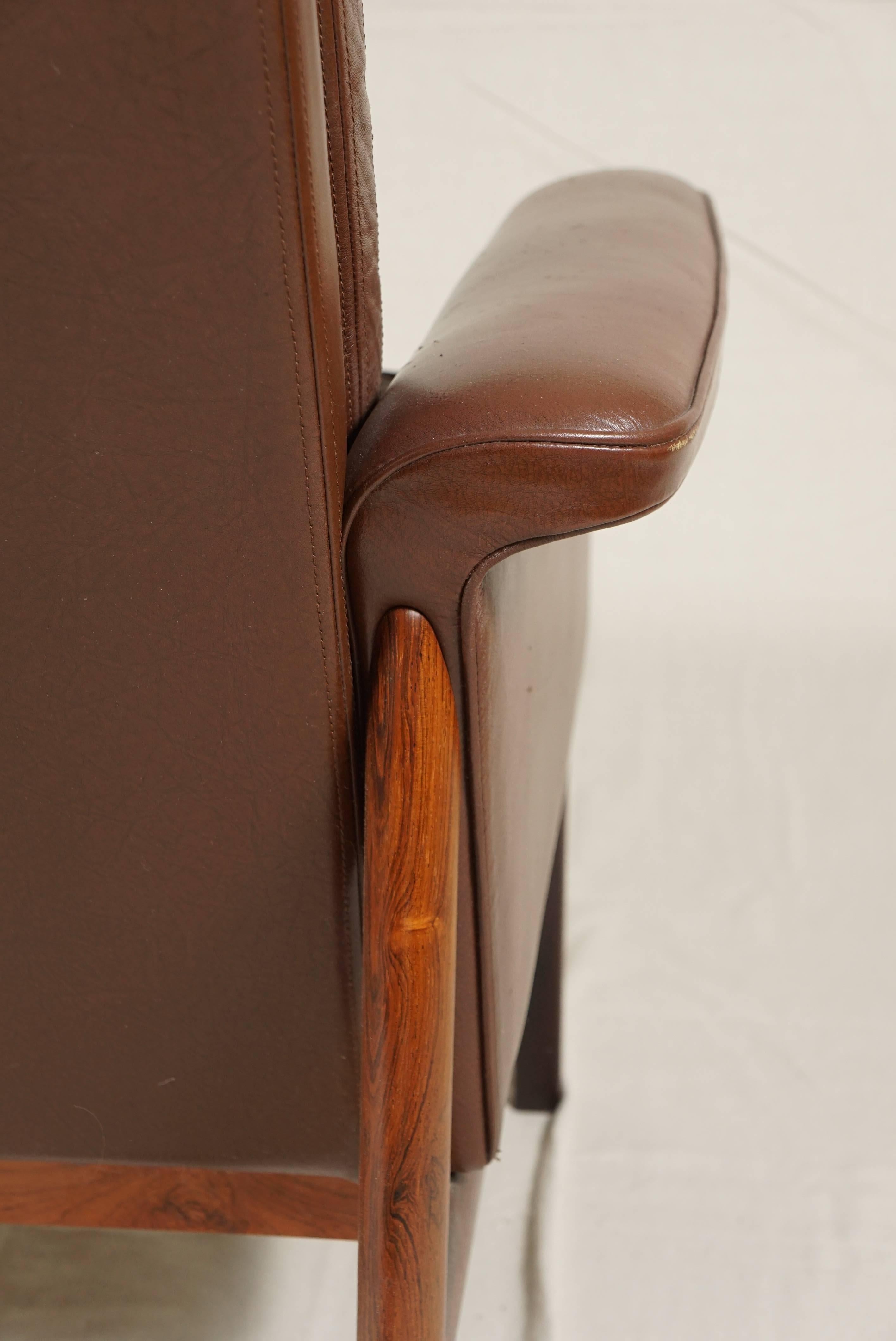 Mid-20th Century Pair of Leather Armchairs in the Style of Finn Juhl