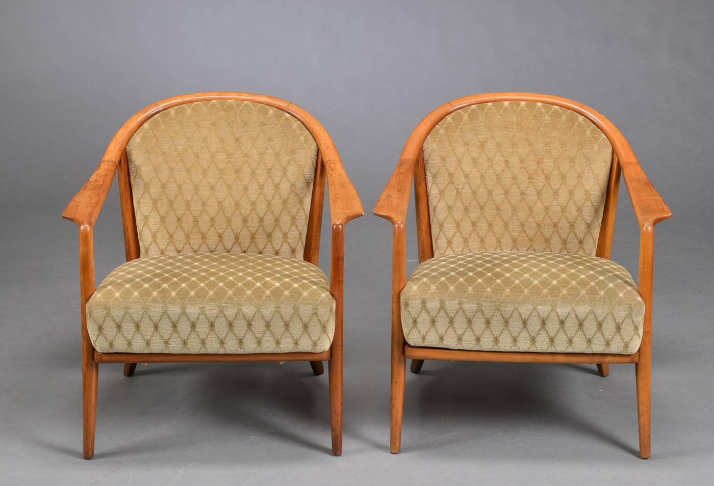 Elegant and comfortable pair of Swedish bergere armchairs in natural cherry wood upholstered in a gold
diamond-patterned mohair.