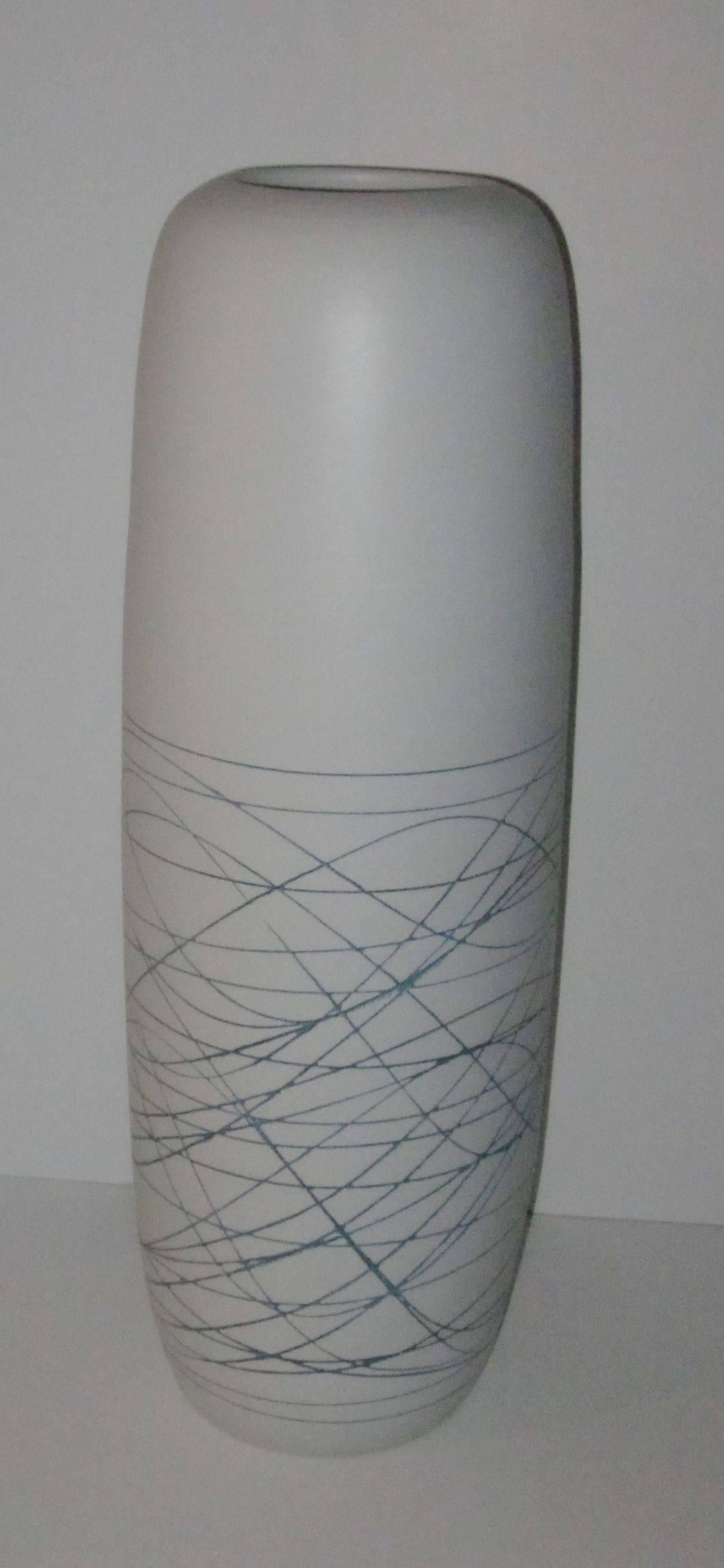 Contemporary Chinese white porcelain vase with a thin blue line design.
This vase is 15.5