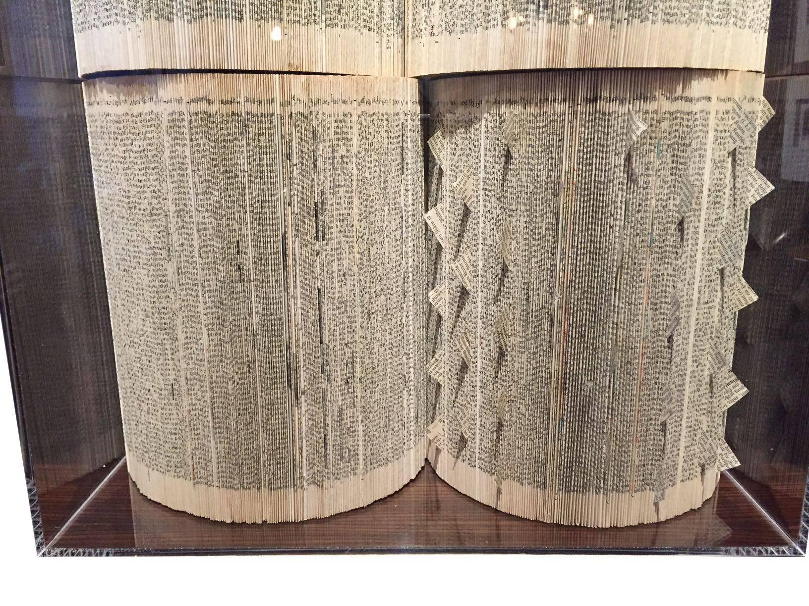 Italian handmade wall art sculpture made of vintage books.
Each page is hand folded to make an intricate design.
A set of four books in a plexi frame completes the sculpture.
The books are dated 1964 and are Storia della Letteratura Italiana