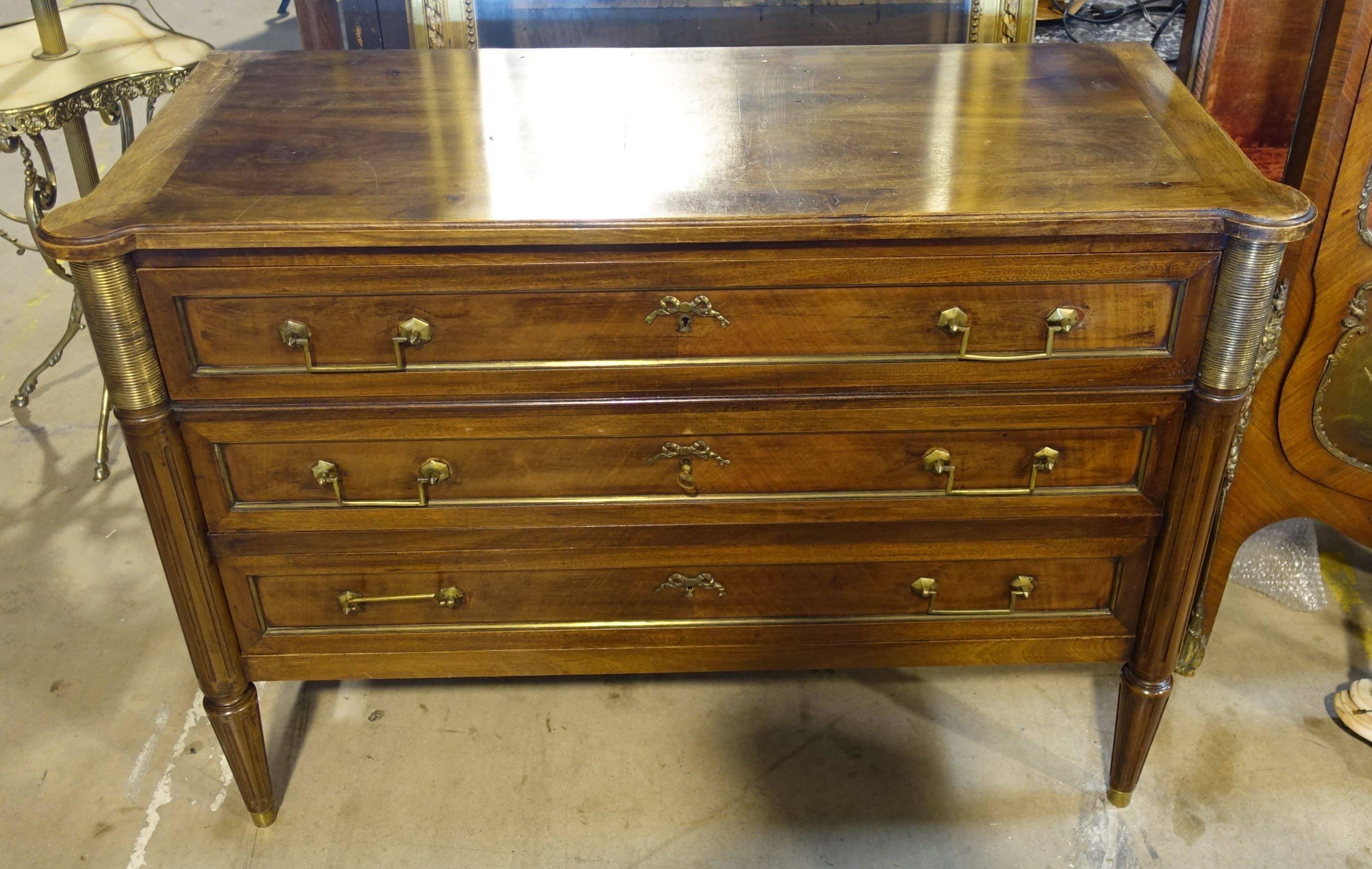 French three-drawer commode, circa 19th century.
Brass drawer pulls. Unusual brass trim accent on the upper portion of the legs.

