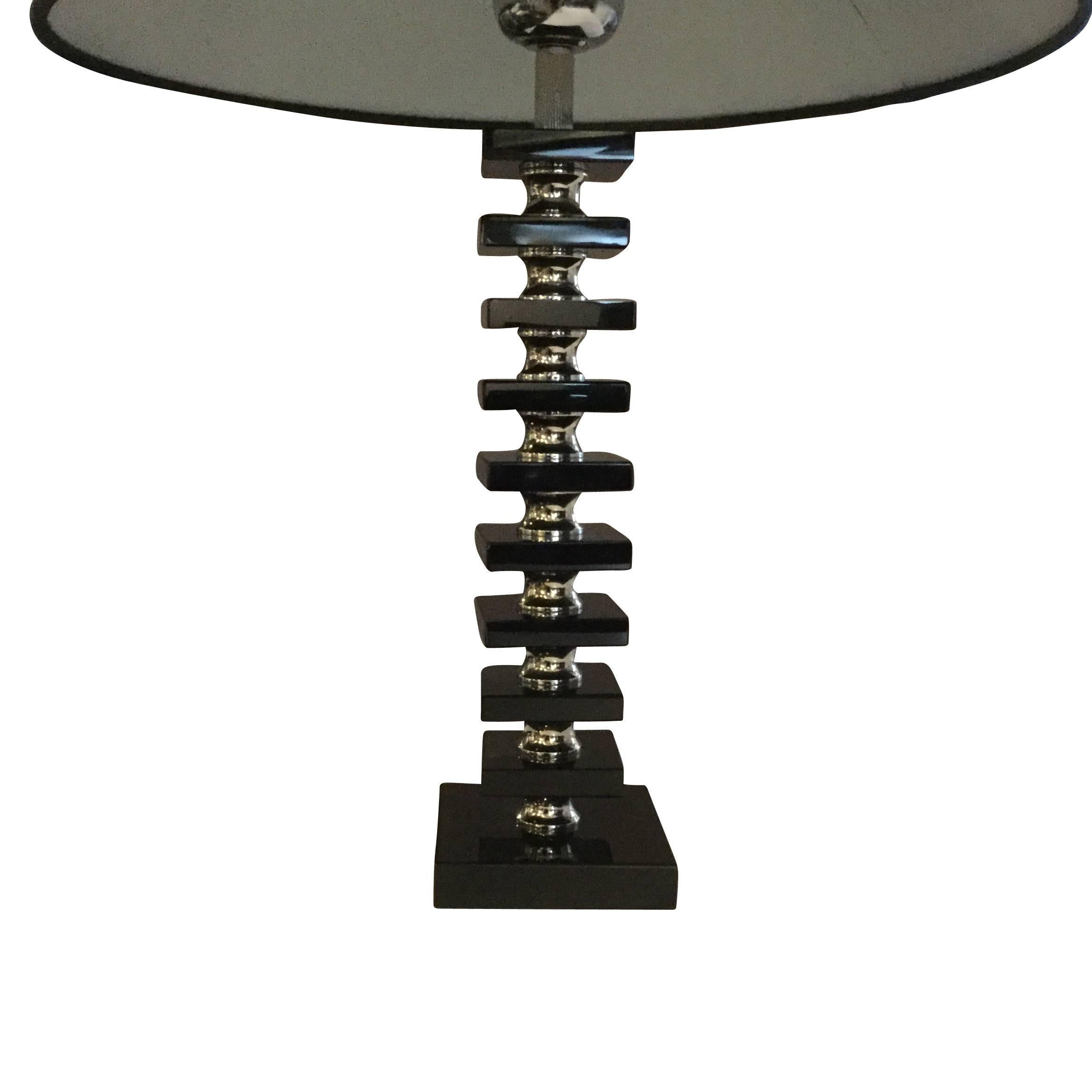 Ein Paar moderne Tischlampen aus schwarzem Bakelit mit Chrom. 
Maße: 4