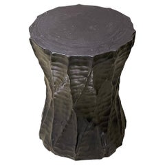 Tavolino a forma di clessidra in legno di suar ebanizzato, Indonesia, Contemporaneo