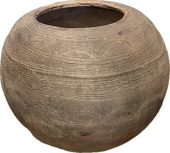 Vaso per l'acqua in terracotta etiope del 1950, design strutturato, supporto in metallo