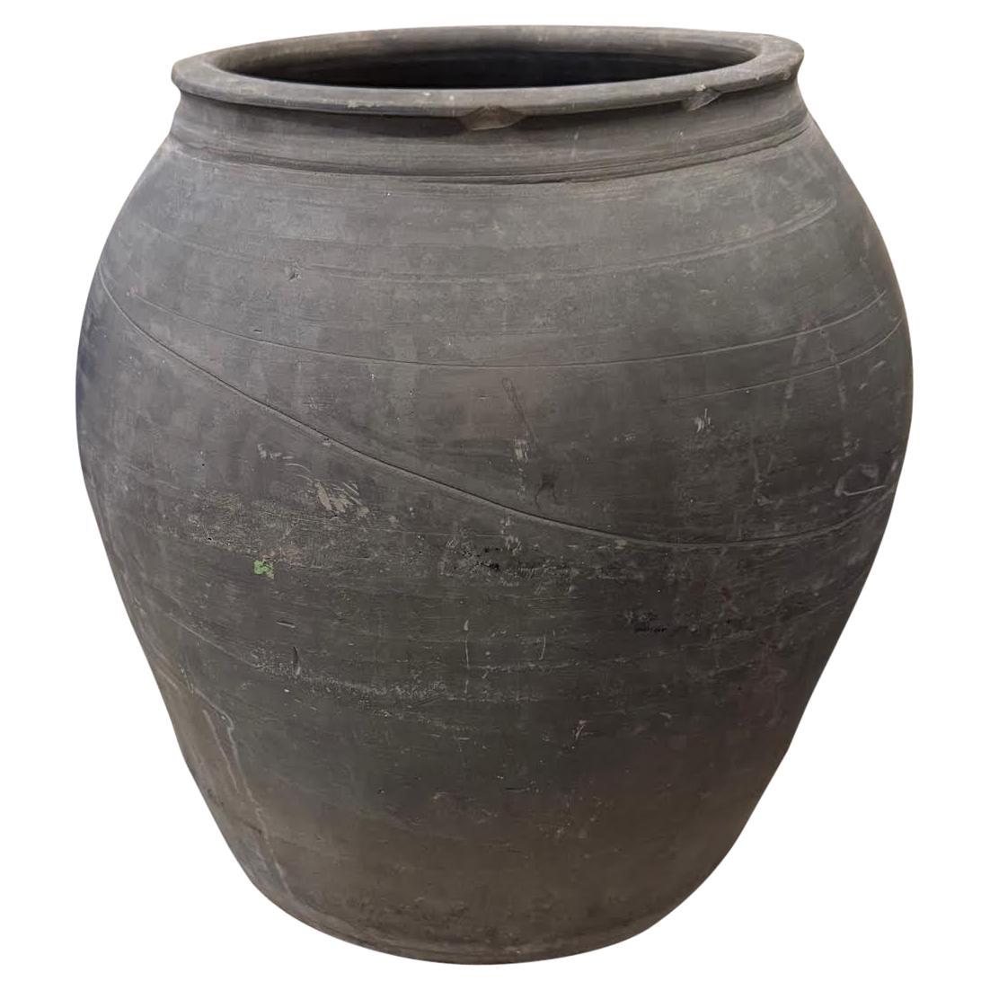 Maceta grande de terracota envejecida gris marengo, China, Siglo XX