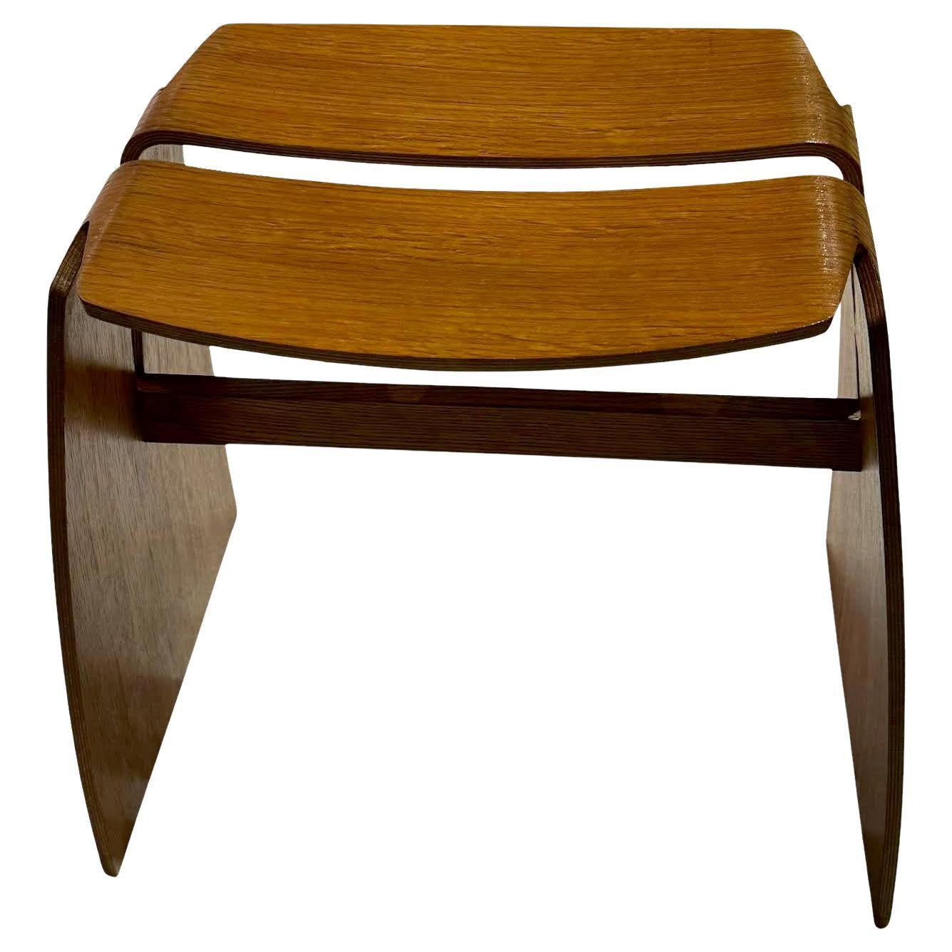 Tabouret en bois à deux places. France, milieu du siècle en vente