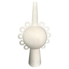 Jarrón de cerámica decorativa blanca con diez círculos all-over, Francia, Contemporáneo