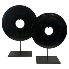 Set nero di due sculture a disco di giada, Cina, Contemporaneo