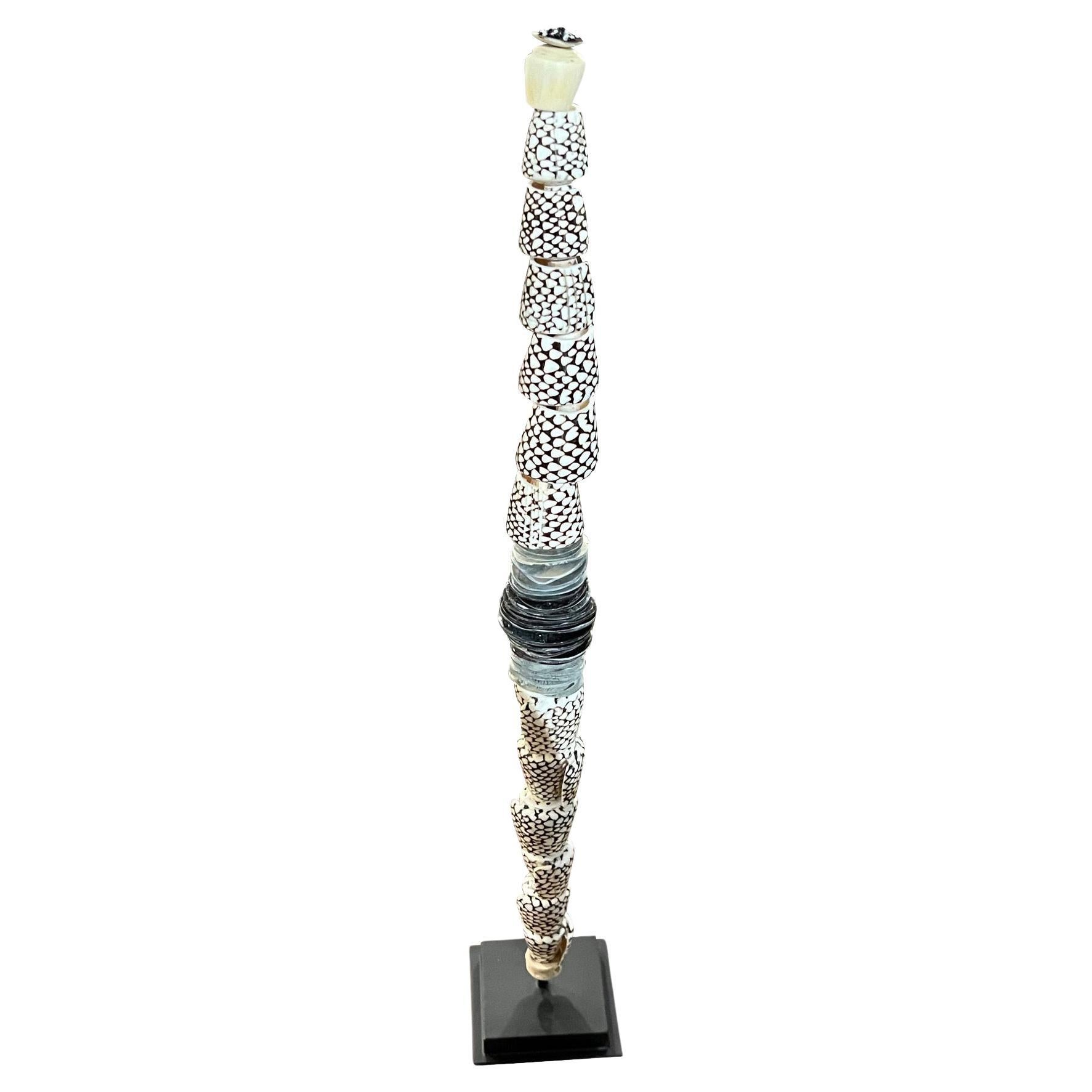 Escultura de Conchas Pulidas Marrón Oscuro y Crema, Indonesia, Contemporáneo