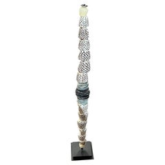 Escultura de Conchas Pulidas Marrón Oscuro y Crema, Indonesia, Contemporáneo