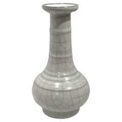 Jarrón con cuello de embudo acanalado en contraste turquesa pálido, China, Contemporáneo