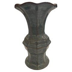 Vase à ouverture festonnée en turquoise profond, Chine, Contemporain